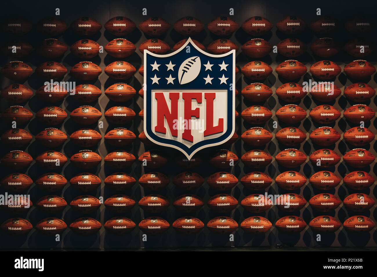 Rangées de billes en football américain NFL Expérience dans Times Square, New York, une première en son genre, l'action en direct l'attraction. Banque D'Images