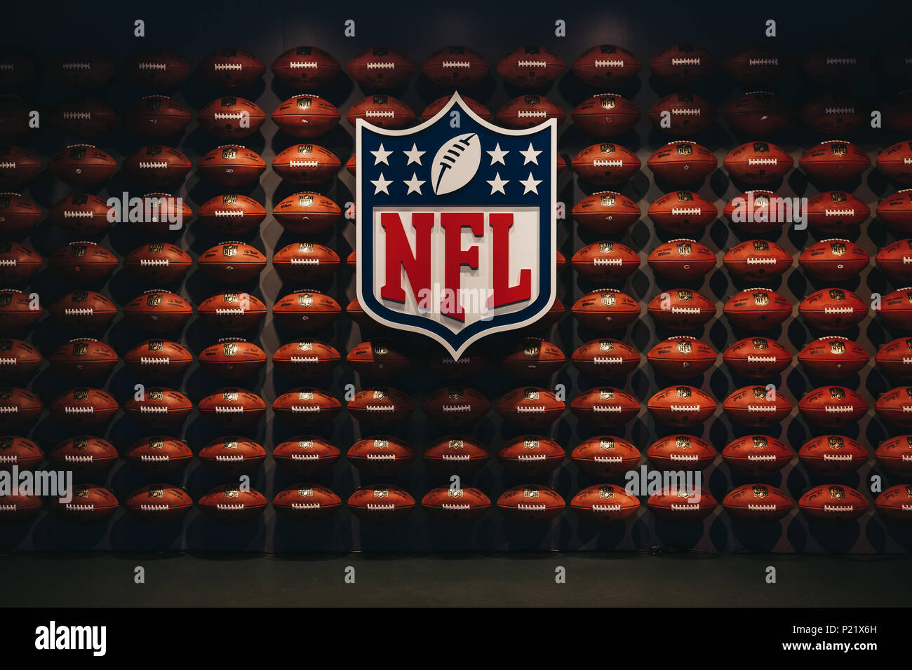 Rangées de billes en football américain NFL Expérience dans Times Square, New York, une première en son genre, l'action en direct l'attraction. Banque D'Images