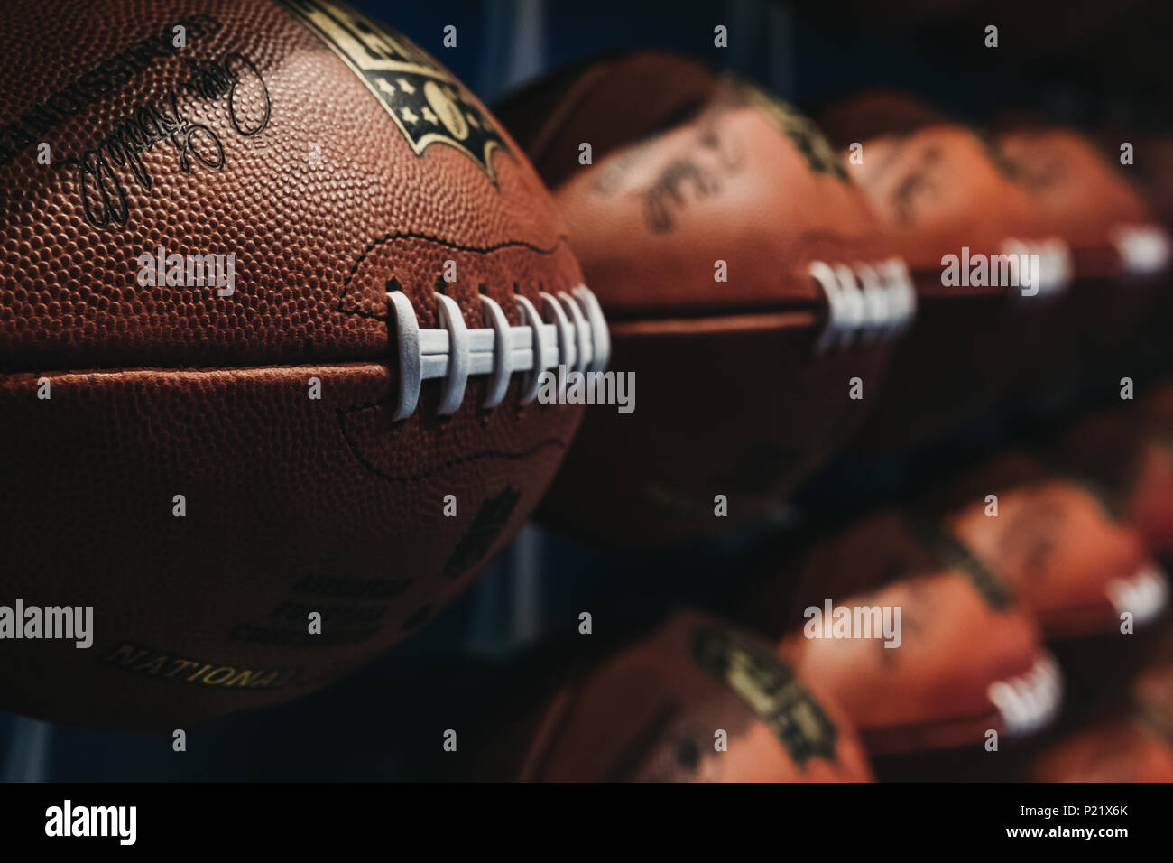 Rangées de billes en football américain NFL Expérience dans Times Square, New York, une première en son genre, l'action en direct l'attraction. Banque D'Images