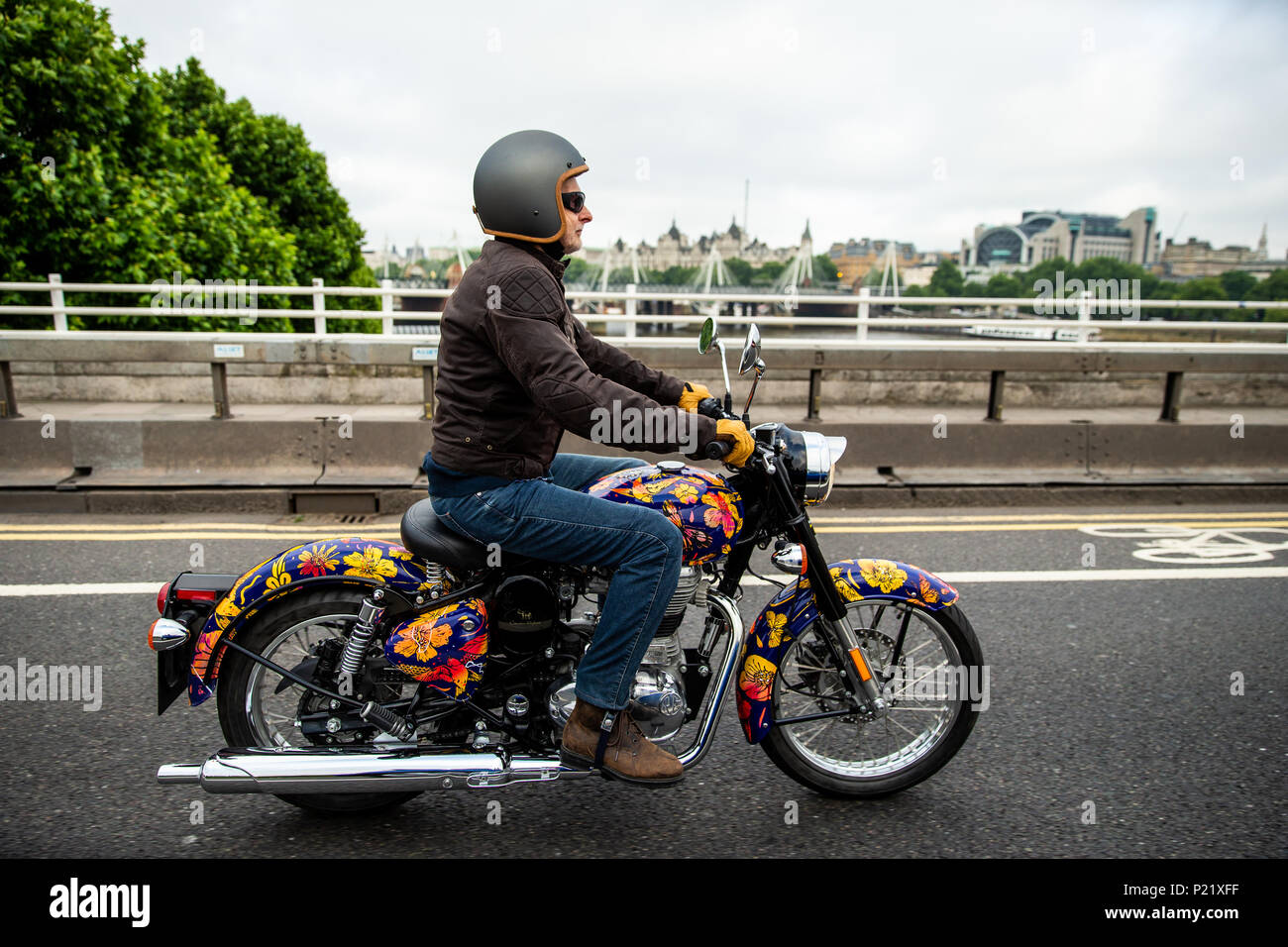 Jeremy Taylor à vélo sur le Dan Baldwin Royal Enfield au-dessus du pont de Waterloo pendant la séance photo à Londres. APPUYEZ SUR ASSOCIATION photo. Date de la photo: Mardi 12 juin 2018. Un parc personnalisé de 12 voitures Ambassador, huit motos Royal Enfield, un tuk-tuk et un Gujarati Chagda ont constitué les « Concours d'él » - une cavalcade de véhicules indiens d'inspiration designer - tandis qu'une trentaine de sculptures d'éléphants magnifiquement décorées seront sentinelles dans la capitale, ambassadeurs de leurs cousins dans la nature. Banque D'Images
