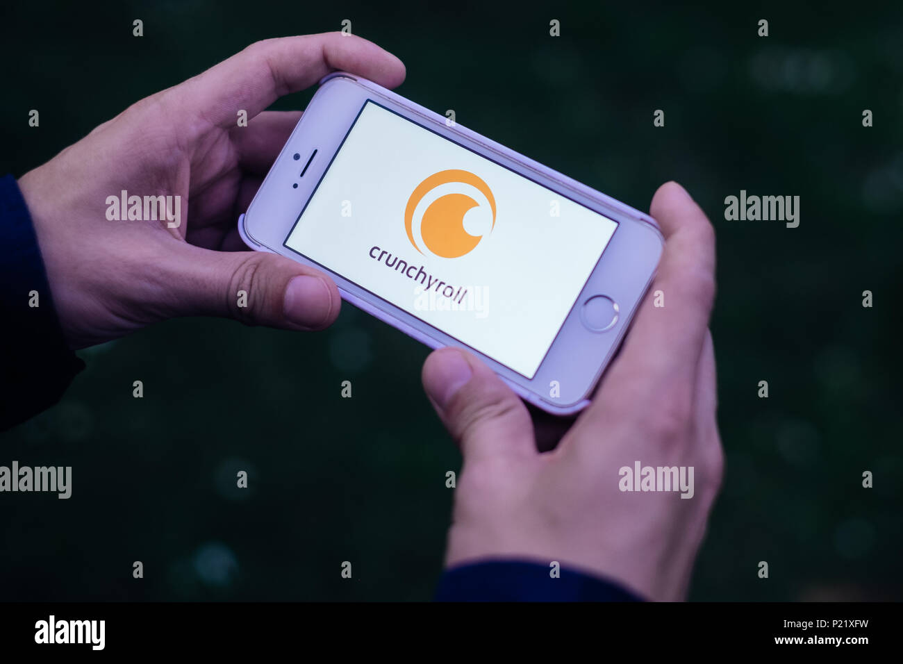 Libre de l'écran de l'iPhone blanc avec logo et l'icône APP CRUNCHYROLL Banque D'Images