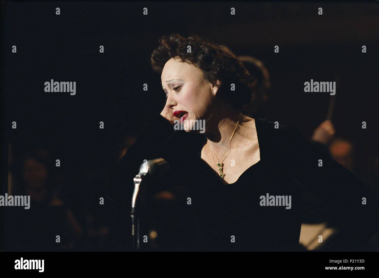 Titre original : LA MOME. Titre en anglais : L'HISTOIRE DE LA VIE DE LA CHANTEUSE EDITH PIAF. Directeur de film : Olivier Dahan. Année : 2007. Stars : Marion Cotillard. Credit : LEGENDE/TF1 INTERNATIONAL/TF1 Films Productions/SONGBIRD PIC / Album Banque D'Images