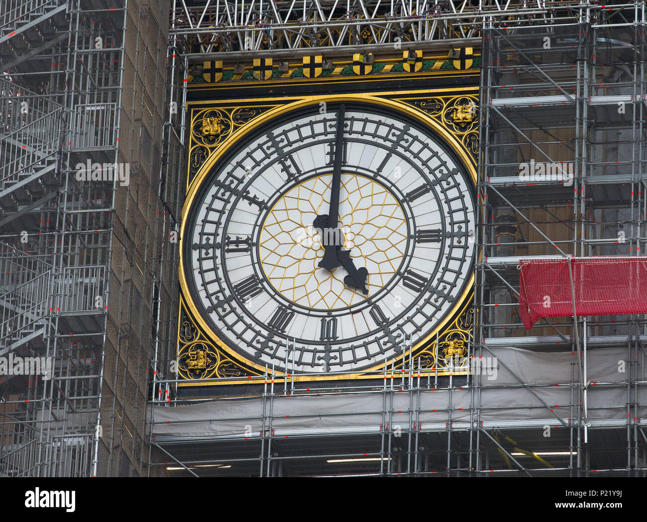 Échafaudage entoure l'horloge de Big Ben Elizabeth Tower Palace of Westminster Chambres du Parlement pendant les réparations et rénovations restaurations Banque D'Images