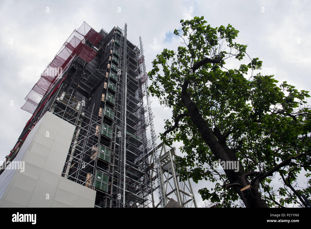 Échafaudage entoure l'horloge de Big Ben Elizabeth Tower Palace of Westminster Chambres du Parlement pendant les réparations et rénovations restaurations Banque D'Images