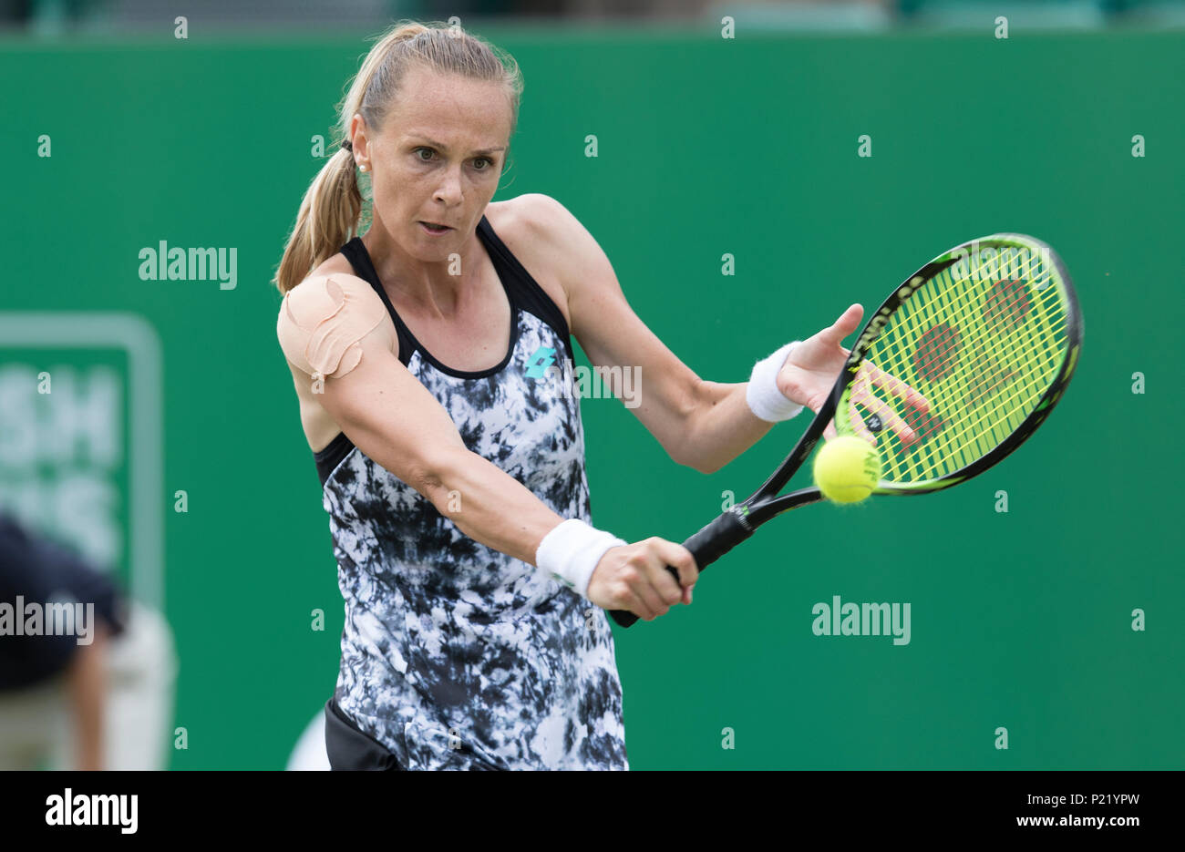 Magdalena Rybarikova en action contre Mona Barthel dans la nature ouverte de la vallée de deuxième tour au centre de tennis de Nottingham, Nottingham. Date photo Banque D'Images