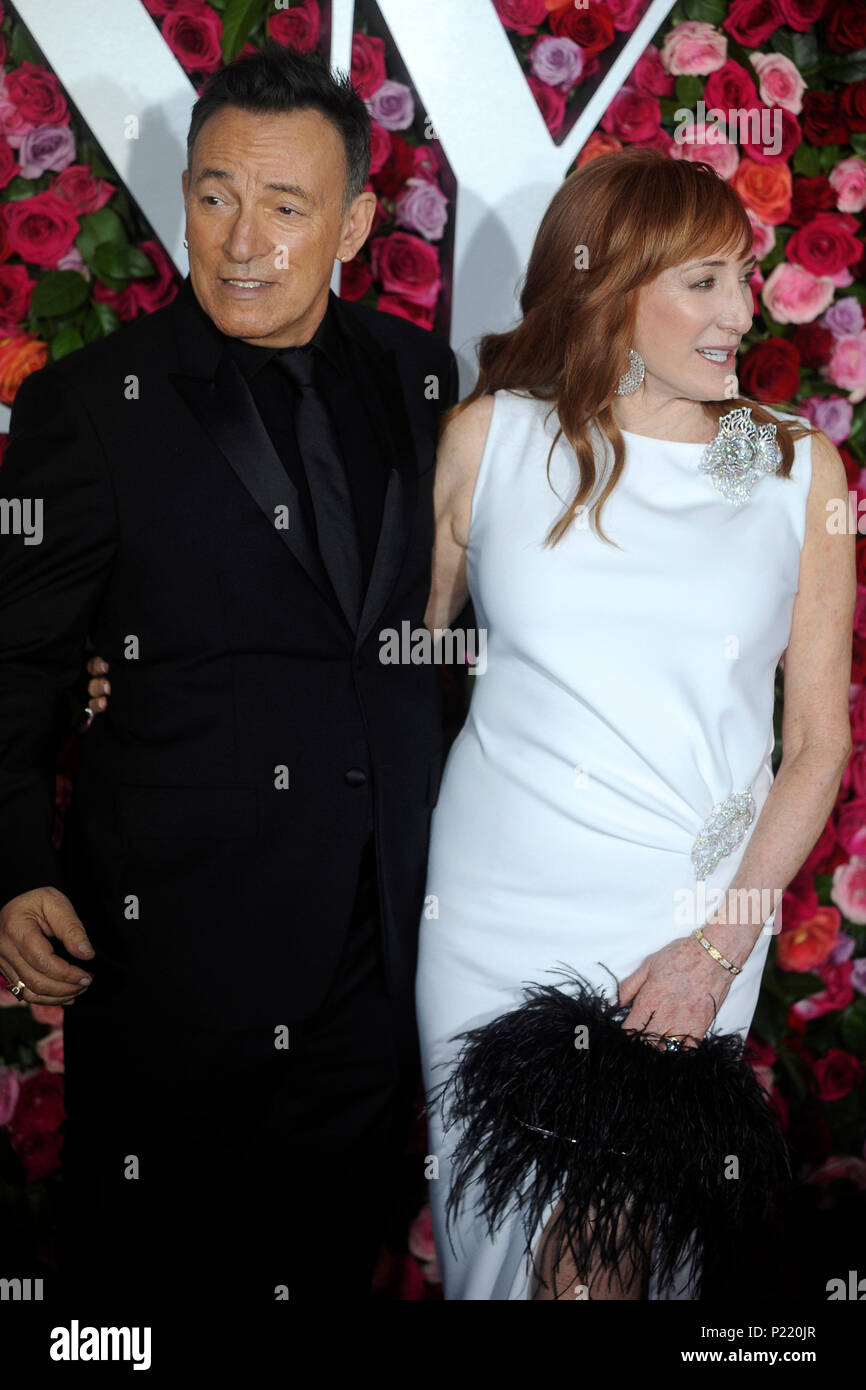 Bruce Springsteen et Patti Scialfa sa femme participant à la 72e Assemblée annuelle 2018 Tony Awards au Radio City Music Hall le 10 juin 2018 à New York. Banque D'Images