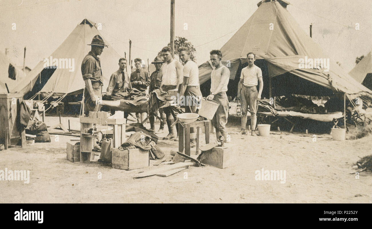 1917 Antique photographie, "les garçons de ma tente" dans Camp Hancock. Camp Hancock près de Augusta, Géorgie était un cantonnement militaire qui a été ouvert au cours de la Première Guerre mondiale. Il inclus un aérodrome et il servit de base pour une unité de réserve. SOURCE : photographie originale Banque D'Images