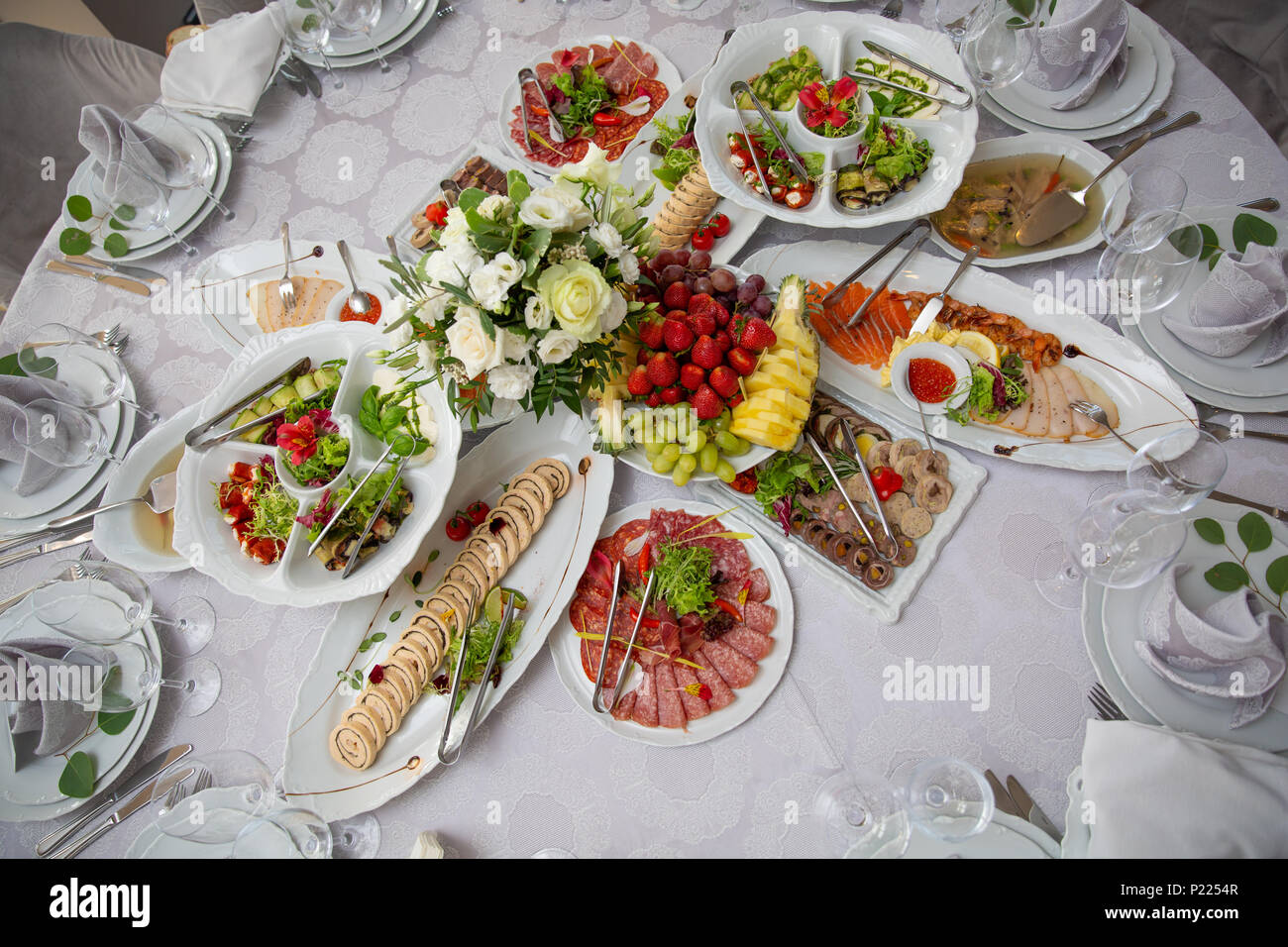 Repas Petit-déjeuner au restaurant divers télévision lay. Vue de dessus sur la table buffet avec différents en-cas savoureux. Menu, banquet, parti, concept apéritif Banque D'Images