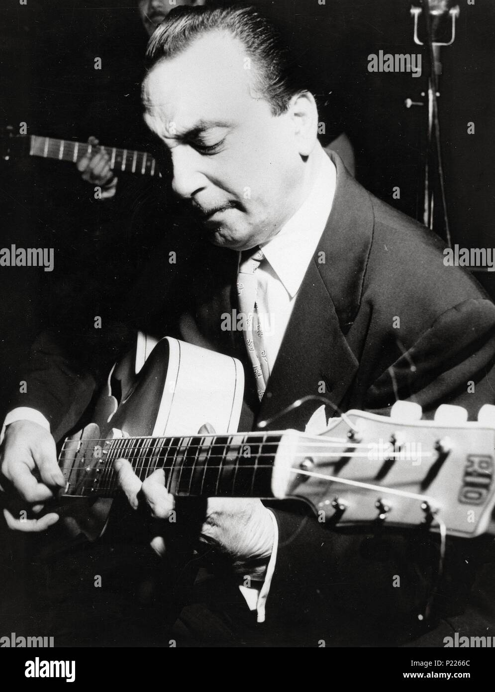 El guitarrista Django Reinhardt en el año 1953. Banque D'Images