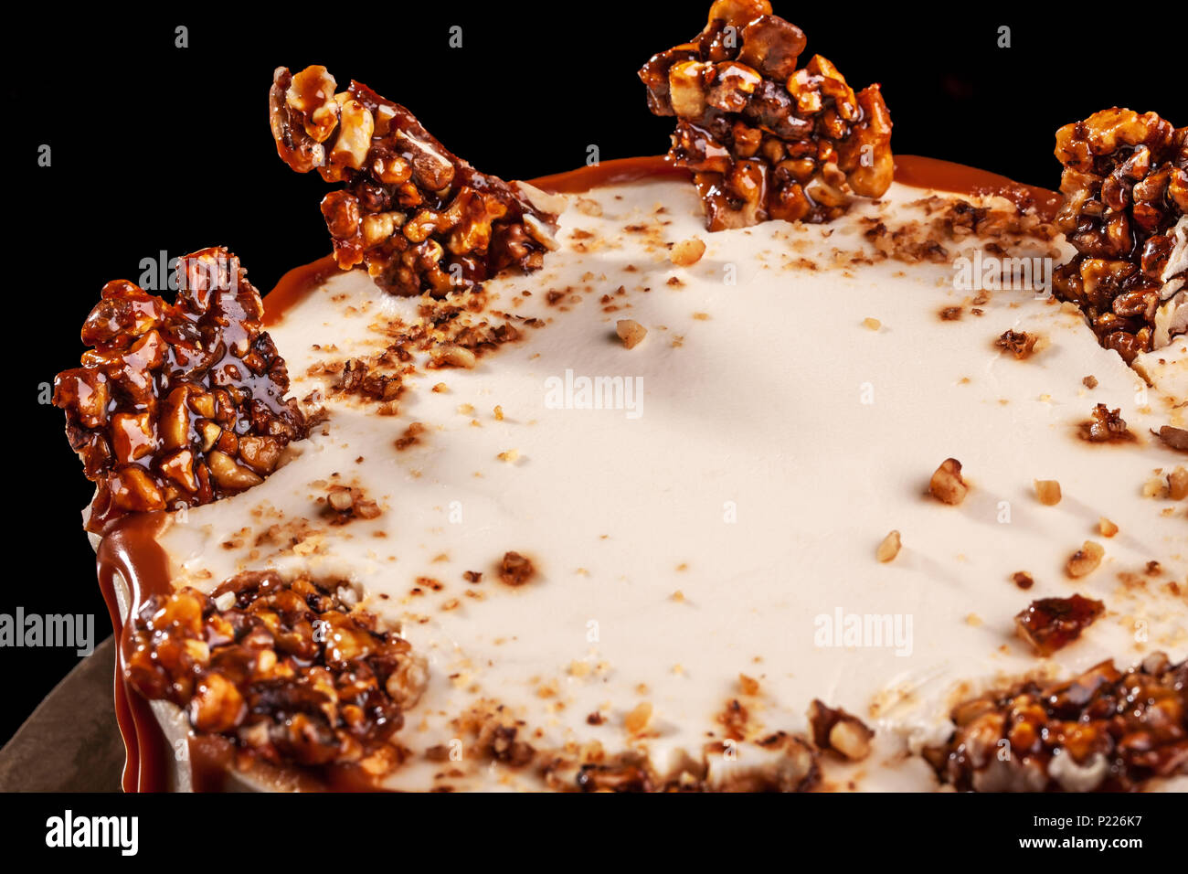 Gateau Blanc Rond Avec Caramel Et Chocolat Riz Souffle Sur Un Plateau Rond Sur Fond Noir Photo Stock Alamy Gateau Blanc Rond Avec Caramel Et Chocolat Riz Souffle Sur Un Plateau Rond Sur Fond Noir Photo Stock Alamy