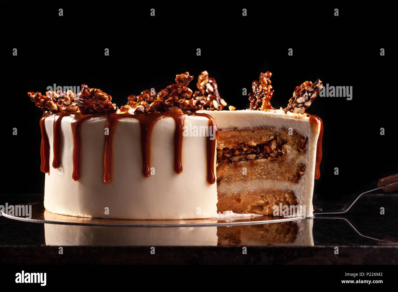 Gateau Blanc Rond Avec Caramel Et Chocolat Riz Souffle Sur Un Plateau Rond Sur Fond Noir Photo Stock Alamy