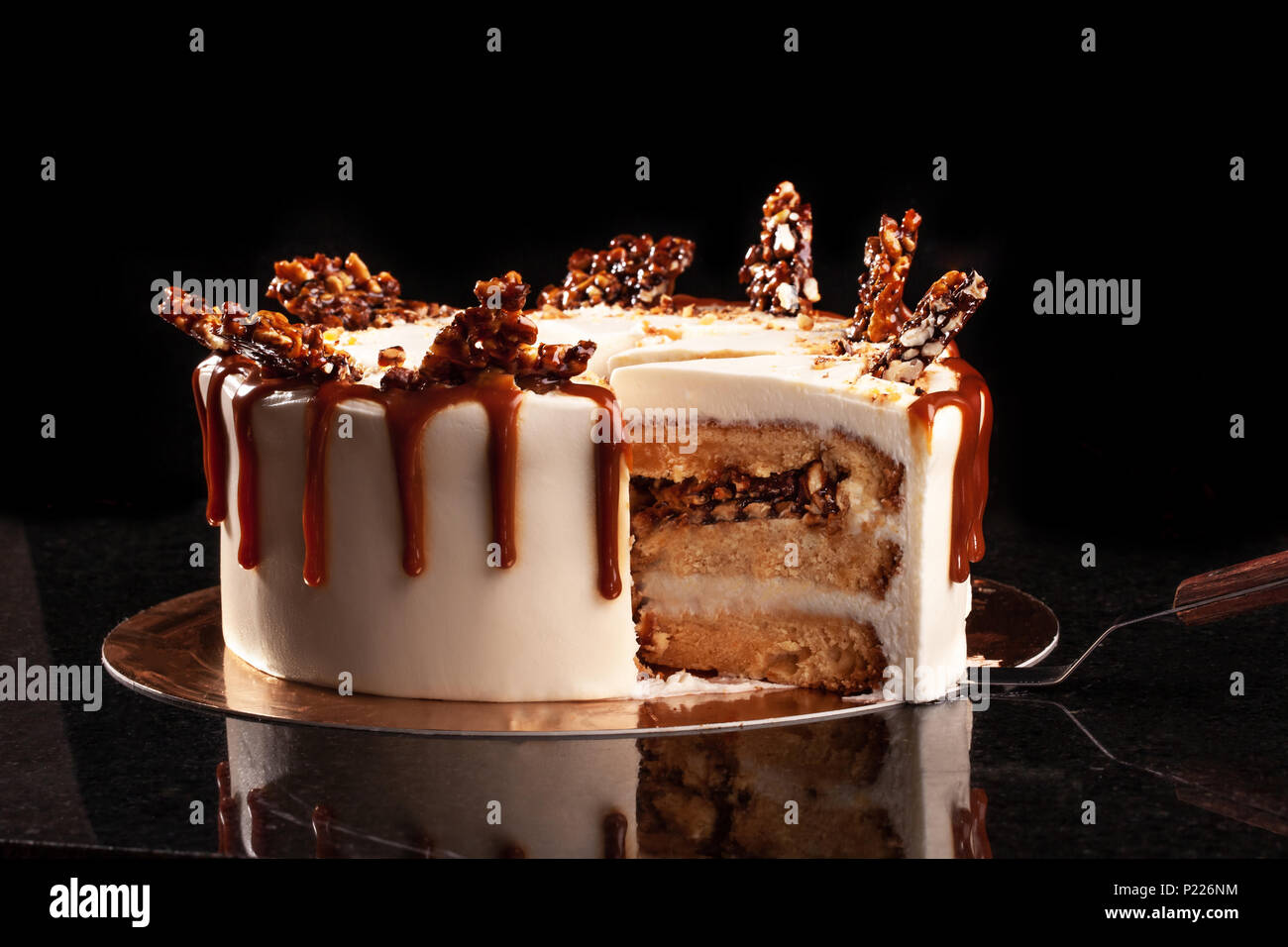 Gateau Blanc Rond Avec Caramel Et Chocolat Riz Souffle Sur Un Plateau Rond Sur Fond Noir Photo Stock Alamy