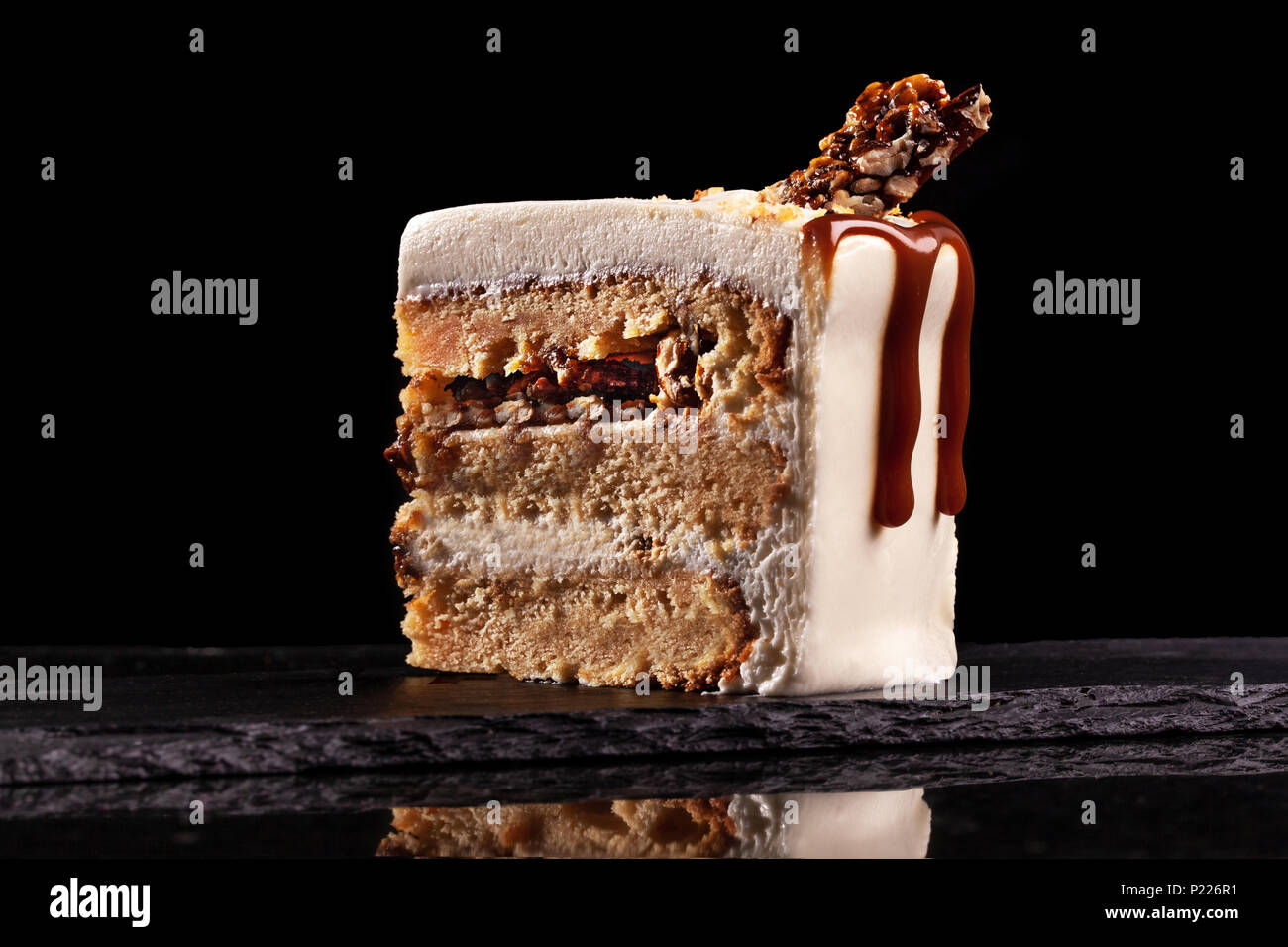 Morceau De Gateau Blanc Avec Caramel Et Chocolat Riz Souffle Sur Un Bac Noir Sur Fond Noir Photo Stock Alamy