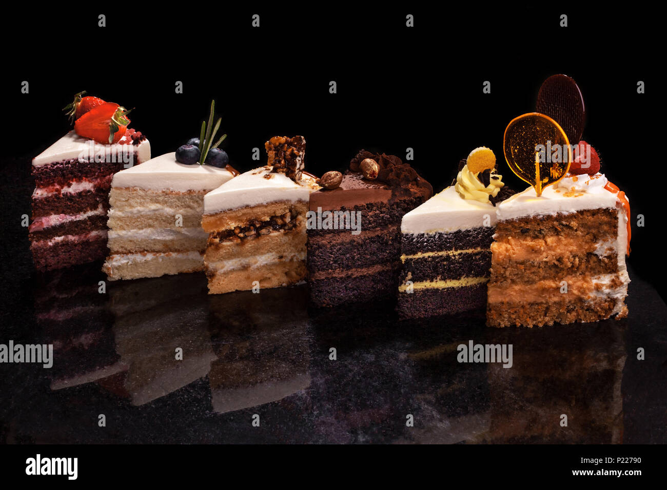 Un Assortiment De Gros Morceaux De Gateaux Differents Chocolat Framboises Fraises Noix Les Bleuets Morceaux De Gateaux Sur Un Tableau Noir Photo Stock Alamy