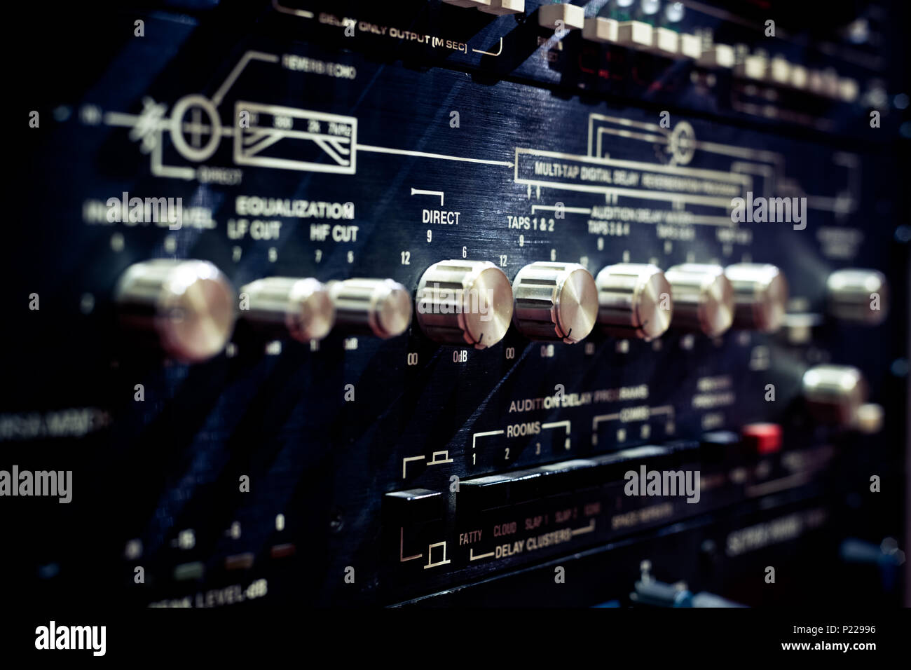 Macro close up of vintage studio son équipement audio Les boutons du panneau de commande et niveaux selective focus Banque D'Images