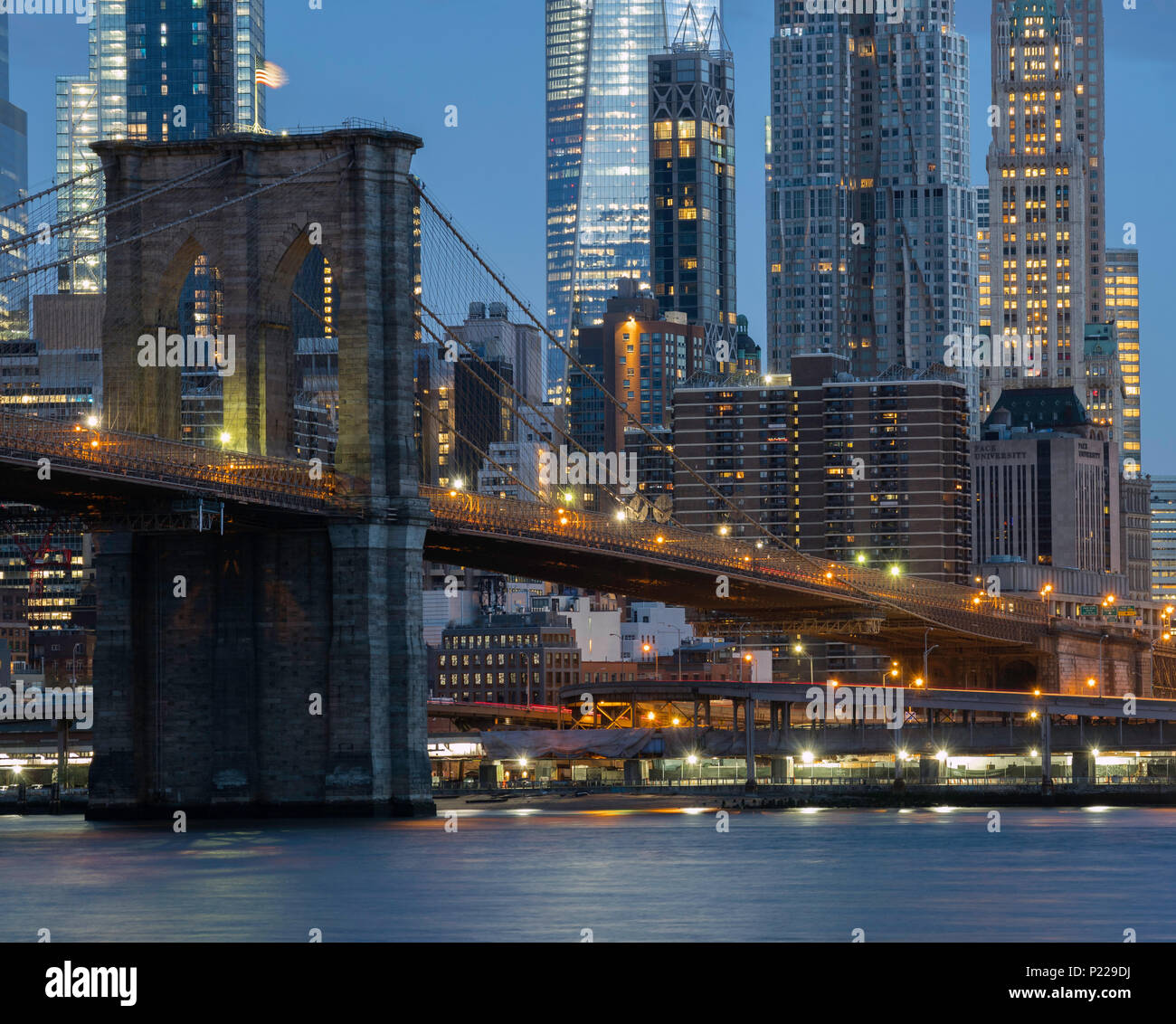 Pont de Brooklyn et Manhattan à l'aube de l'autre côté de l'East River à Brooklyn, New York, USA Banque D'Images