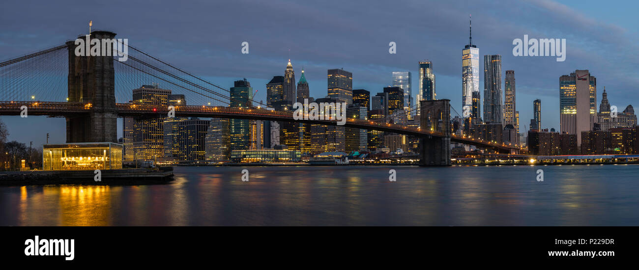 Vue panoramique de l'exposition longue le pont de Brooklyn et Manhattan skyline à l'aube de l'autre côté de l'East River à Brooklyn, New York, USA Banque D'Images