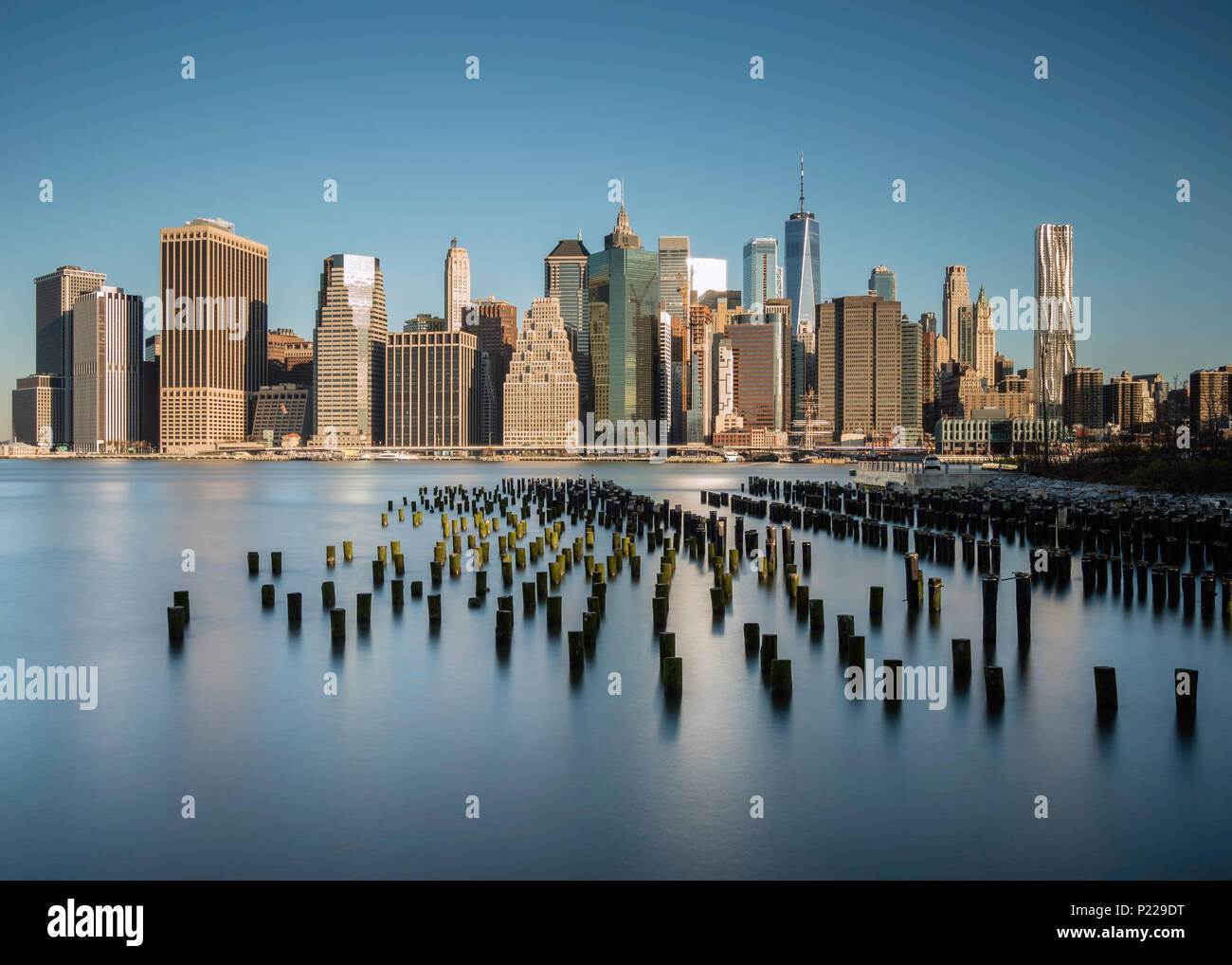 Une longue exposition du World Trade Center, Manhattan et Brooklyn ancien embarcadère d'autre côté de l'East River à Brooklyn, New York, USA Banque D'Images