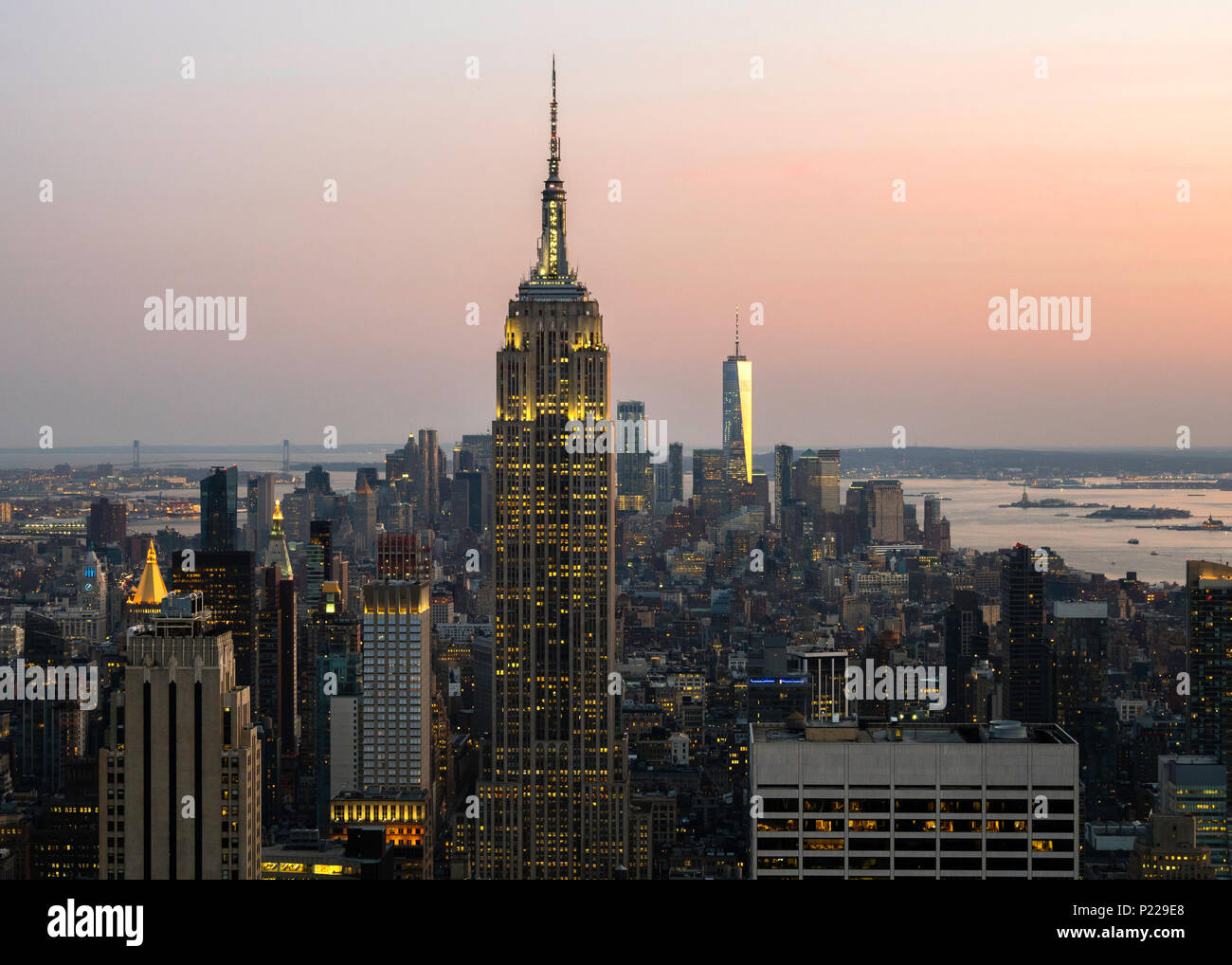Coucher de soleil sur l'Empire State Building, le World Trade Centre et l'horizon de Manhattan depuis le sommet de la Rock, New York, USA Banque D'Images