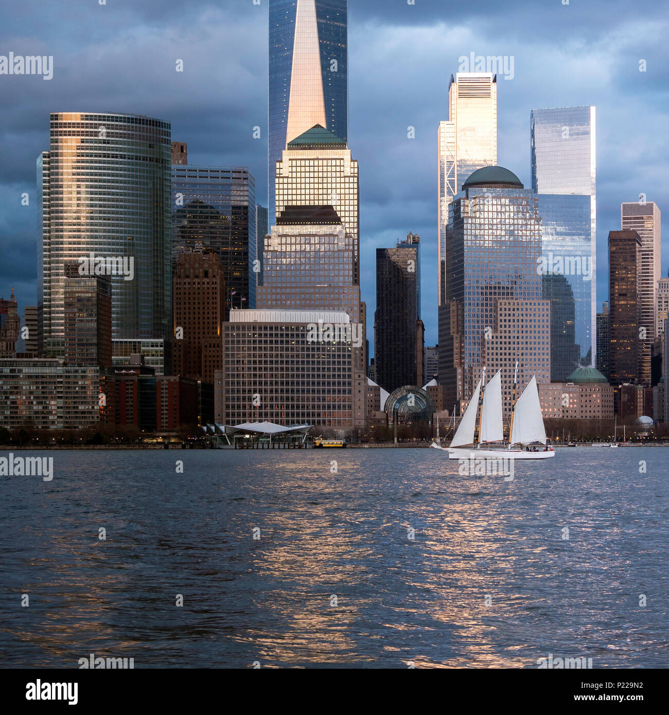 Location de bateau à passé le World Trade Center et l'île de Manhattan sur l'Hudson au coucher du soleil depuis le New Jersey, New York, USA Banque D'Images