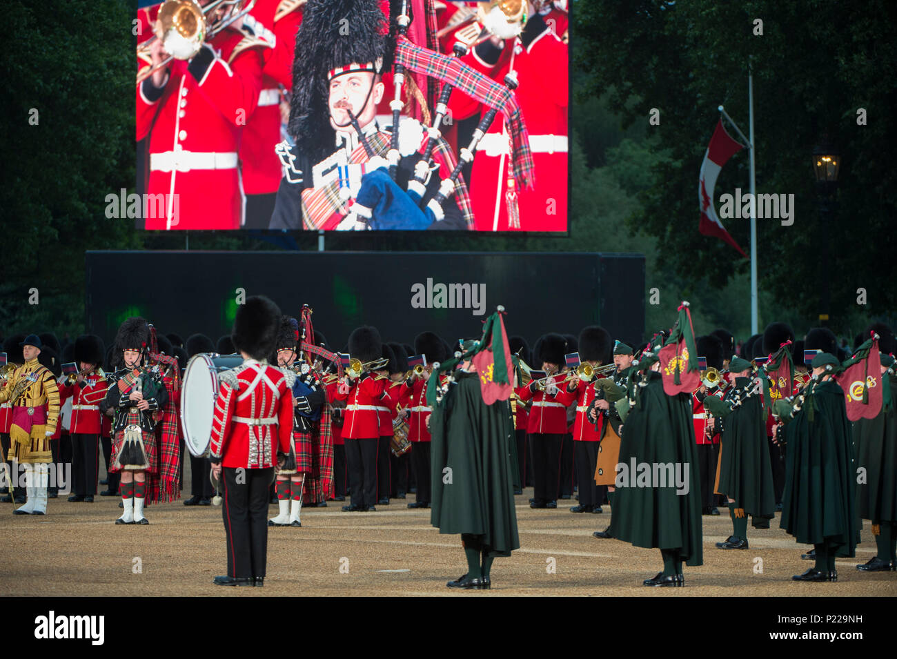 7 juin 2018, Londres, Royaume-Uni. Sonnerie de la retraite de l'armée britannique de la musique militaire en soirée spectaculaire Horse Guards Parade. Credit : Malcolm Park/Alamy Banque D'Images