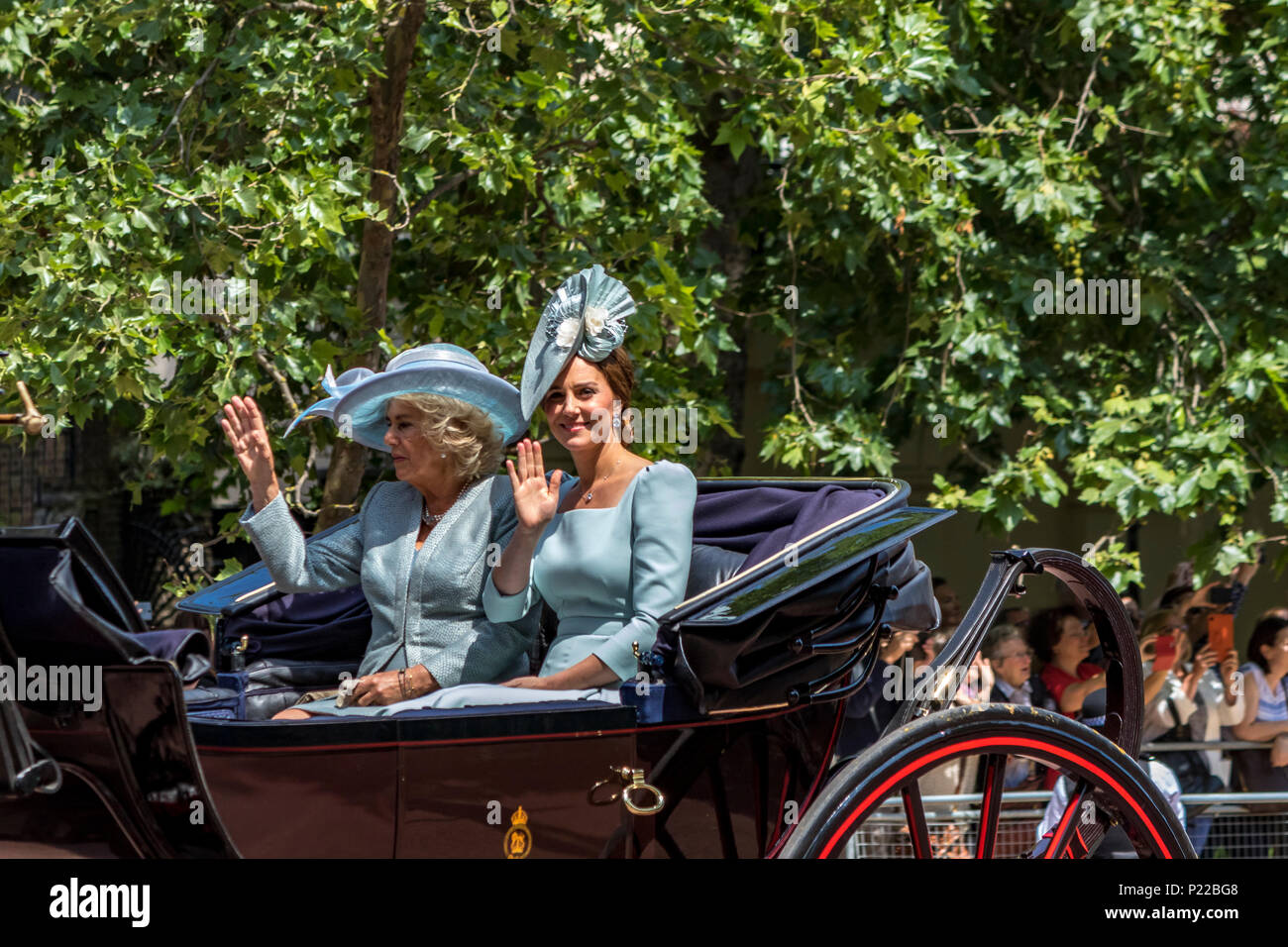 La duchesse de Cambridge et la duchesse de Cornouailles dans une voiture agitant à la foule sur le Mall à Trooping The Color , Londres, Royaume-Uni, 2018 Banque D'Images