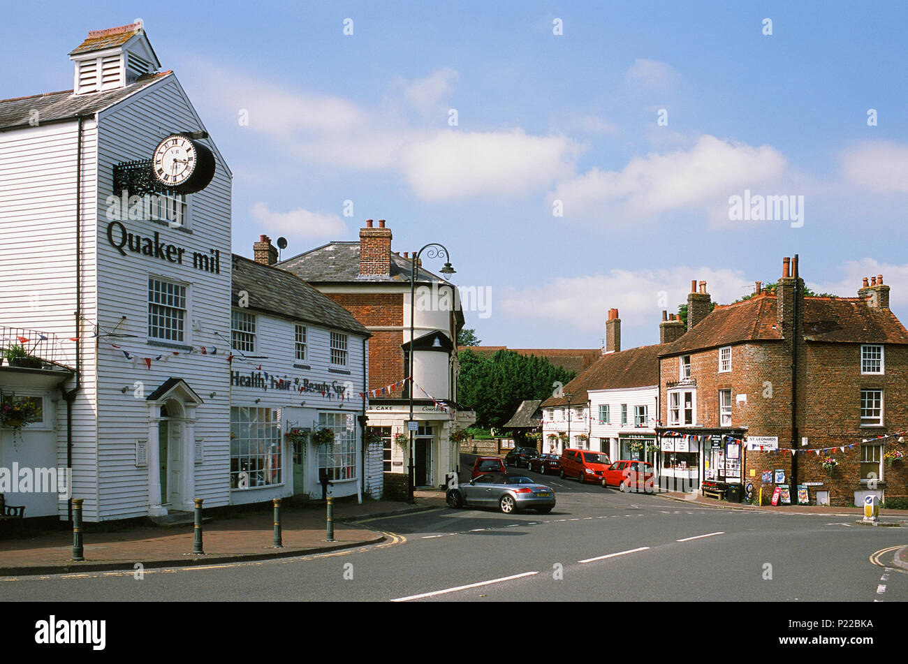 Vieille ville de Bexhill, East Sussex, UK avec le Quaker Mill building en premier plan Banque D'Images