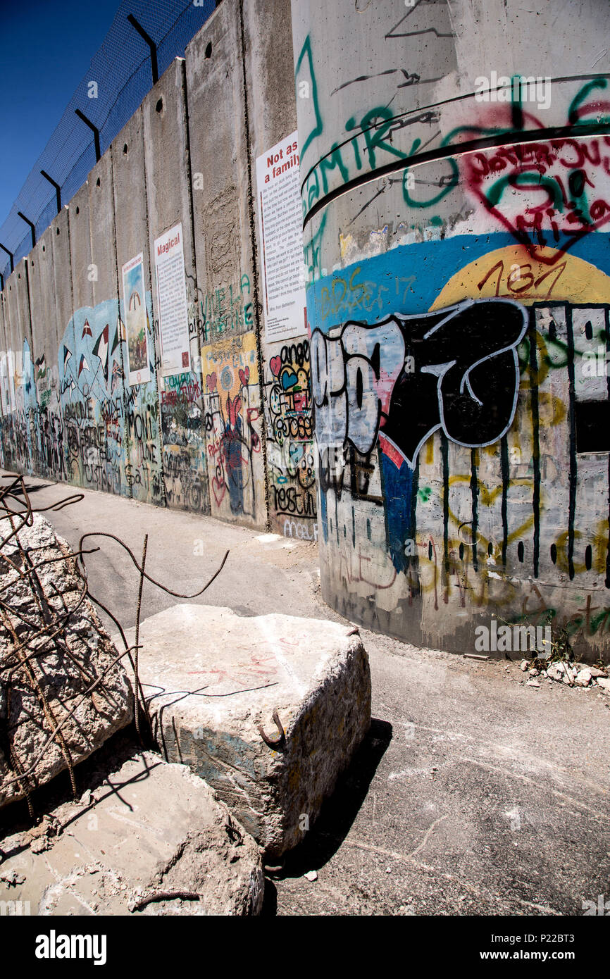 Bethléem, Palestine, 11 juin 2018 : les Palestiniens couvrir un mur de séparation avec le graffiti. Banque D'Images