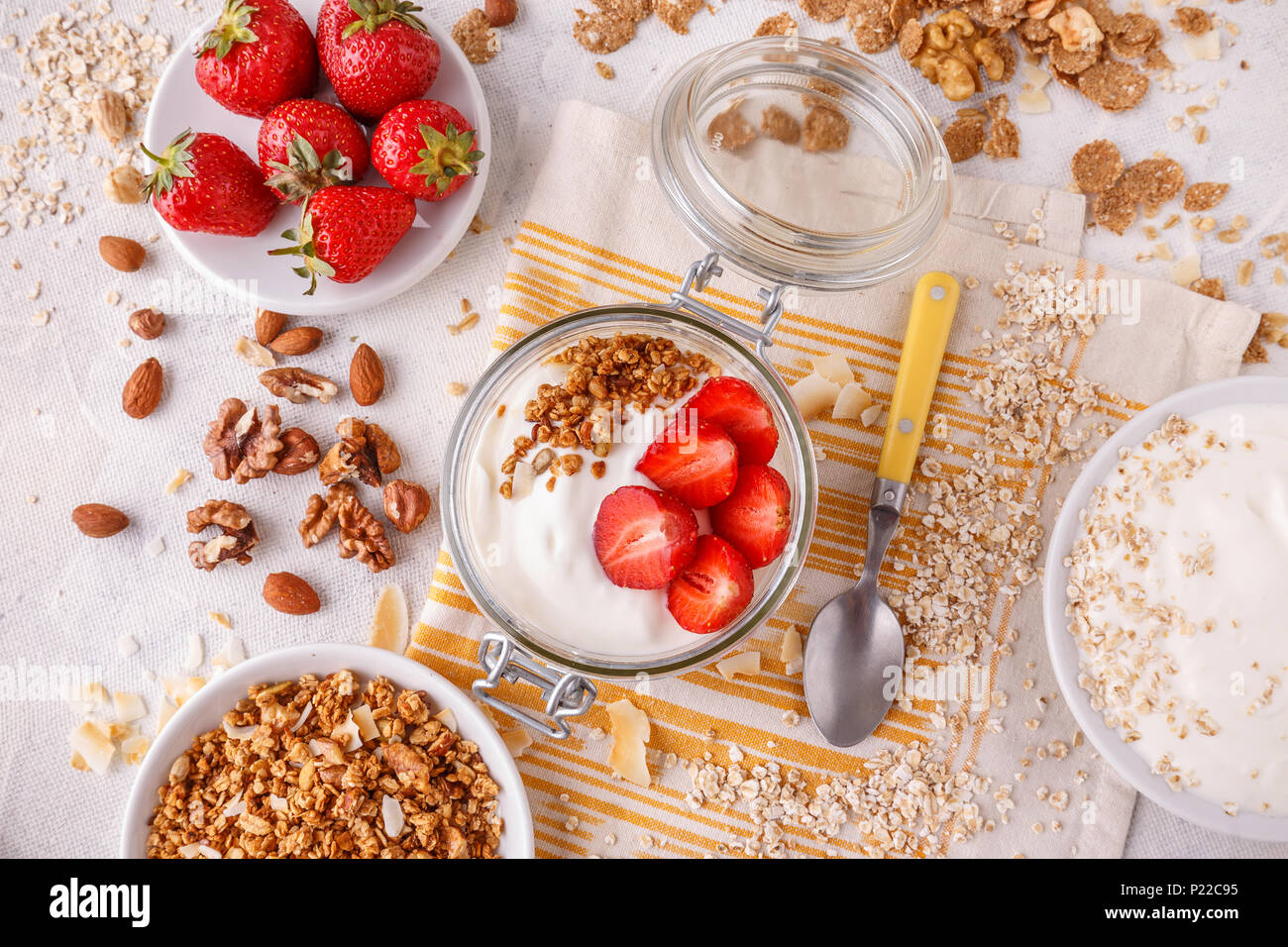 Petit-déjeuner sain dans un bocal en verre avec des céréales cuites, des fraises fraîches et yogourt Banque D'Images