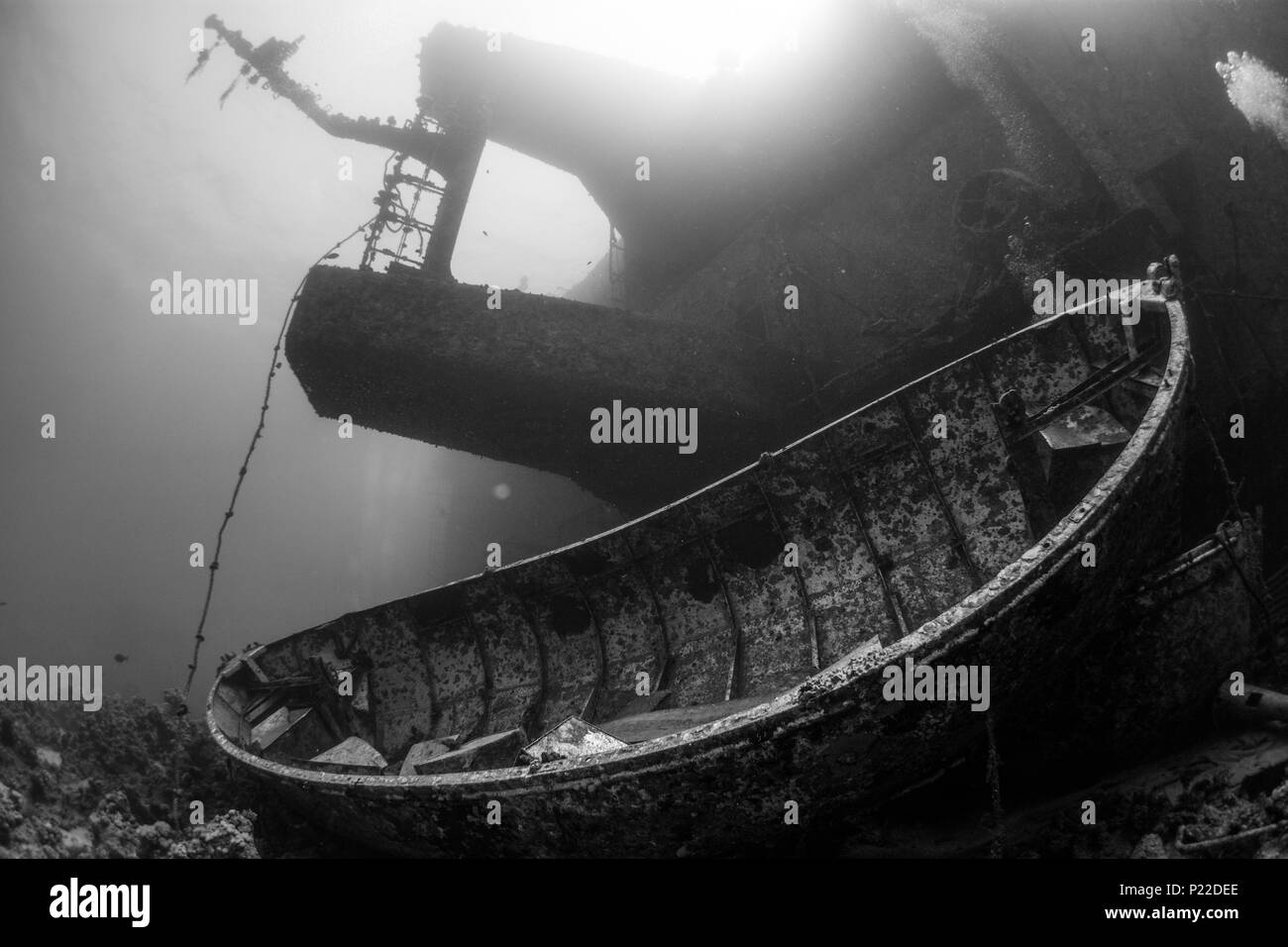 Bateau de la vie à côté d'épave de navire chaviré épave sous-marine Banque D'Images