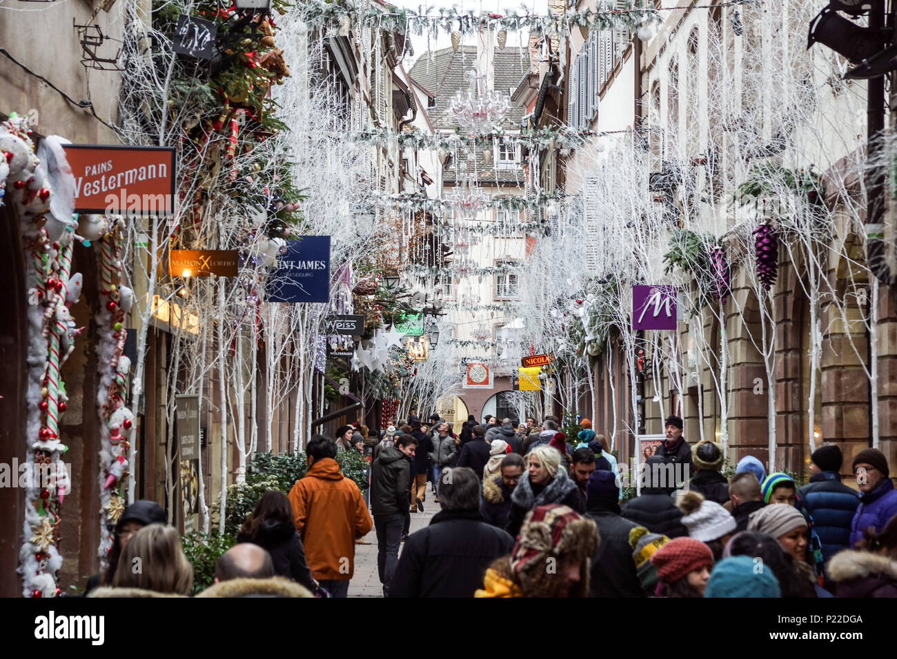 STRASBOURG, FRANCE - 24 décembre 2017 : Marché de Noël Christkindlmarkt dans la ville de Strasbourg, Alsace, France avec les gens d'admirer la ville Banque D'Images