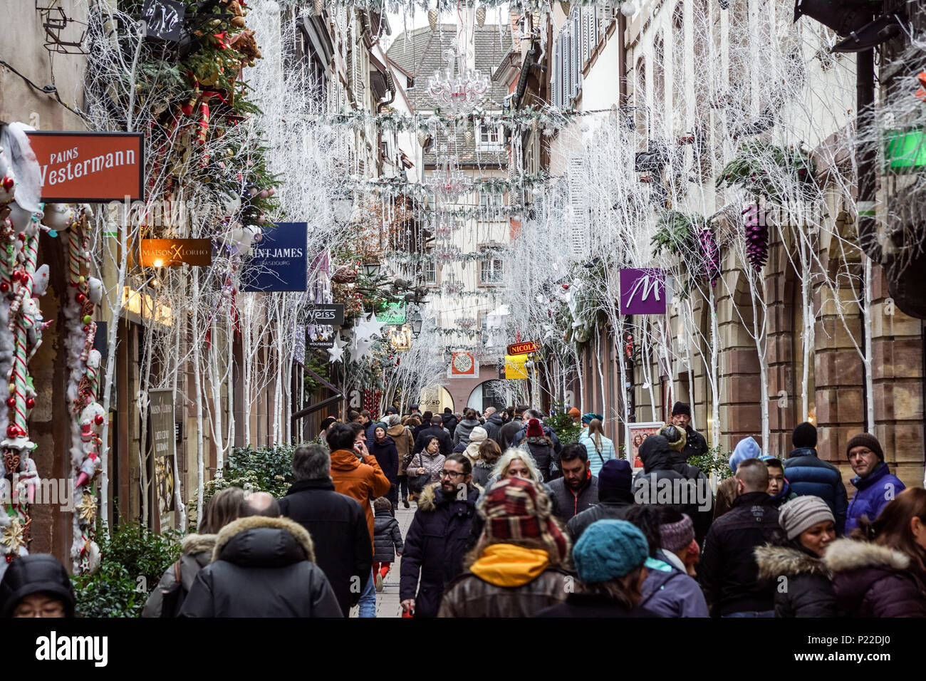 STRASBOURG, FRANCE - 24 décembre 2017 : Marché de Noël Christkindlmarkt dans la ville de Strasbourg, Alsace, France avec les gens d'admirer la ville Banque D'Images