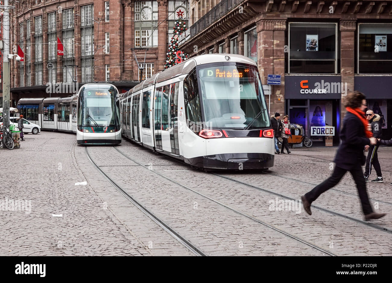 Strasbourg, France - 28 décembre 2017 : le tramway électrique train de la société de transports publics de Strasbourg (CTS) s'exécutant sur une rue de la ville par une journée d'hiver Banque D'Images