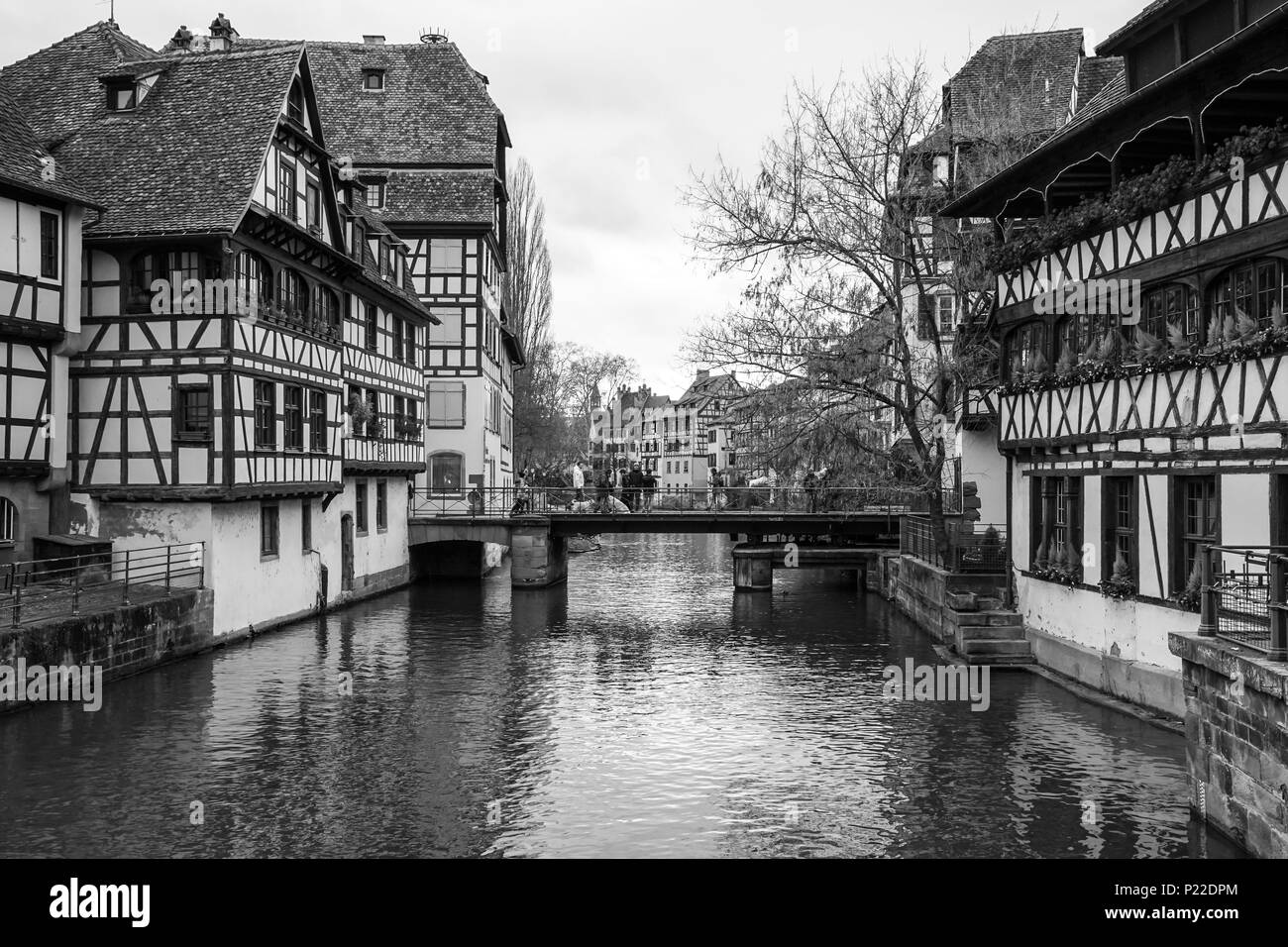 STRASBOURG, FRANCE - 11 décembre 2011 : les gens sur le bord de l'Ill canal dans vieux Strasbourg ville. Le centre-ville historique Grand Island a été classé patrimoine mondial par l'UNESCO en 1988 Banque D'Images