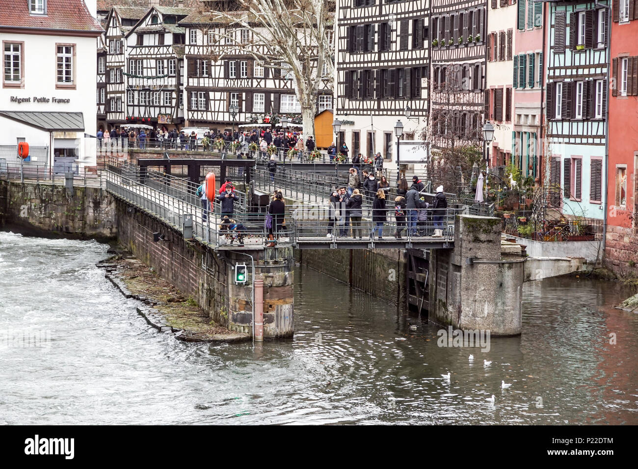 STRASBOURG, FRANCE - Le 23 décembre , 2017 : Les gens touristes affichage à partir de bateaux d'ascenseur lieu-dit la Petite France à Strasbourg. La Petite France est un quartier historique dans le centre de Strasbourg . Banque D'Images