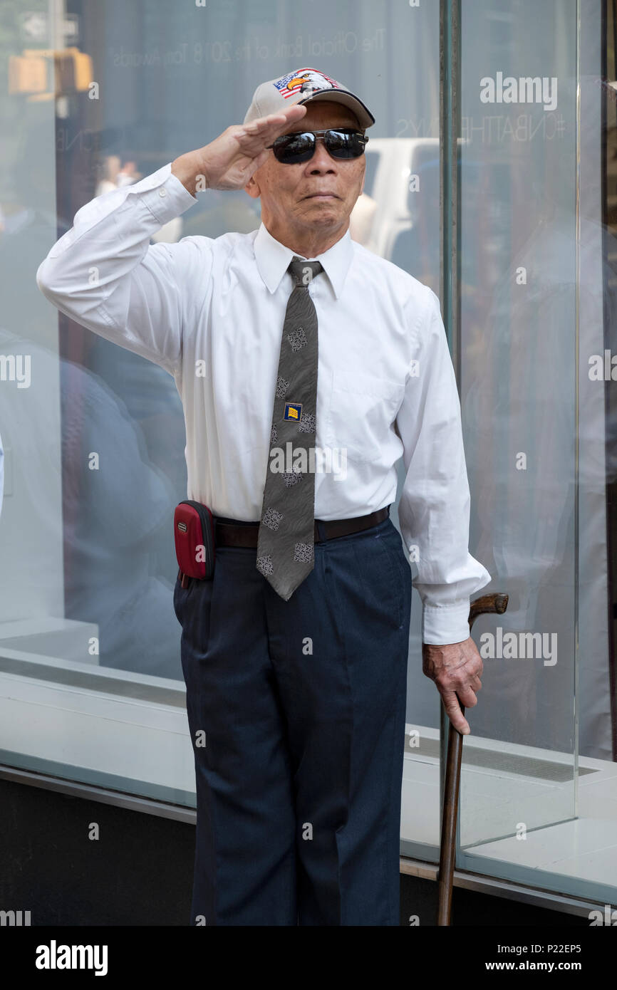 Un vétéran du Vietnam patriotique en saluant le drapeau américain à l'American Cultural vietnamiens Parade. Banque D'Images