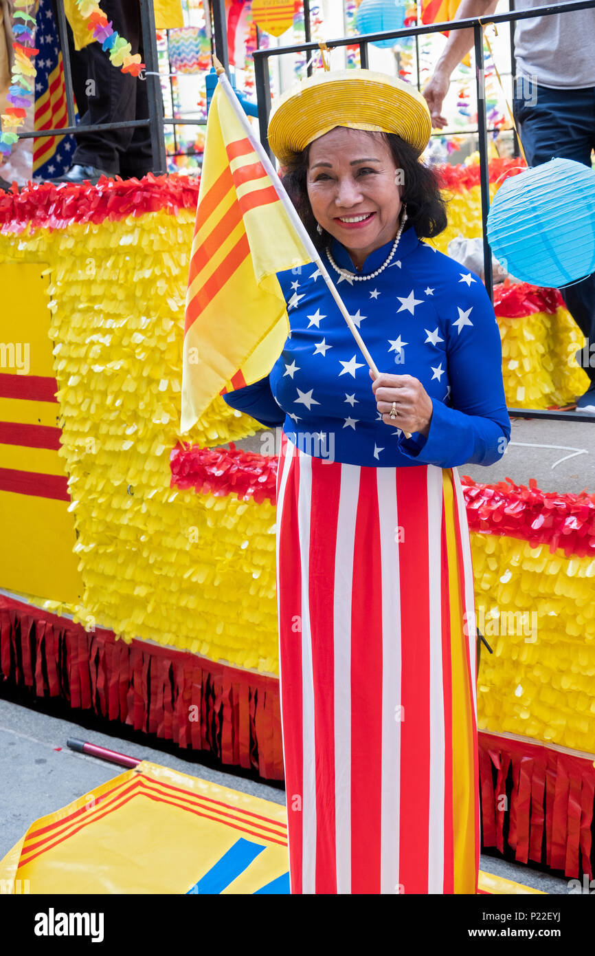 Un immigrant portant une robe de stars and stripes et agiter un drapeau sud-vietnamiens à l'American Cultural vietnamiens Parade. Banque D'Images