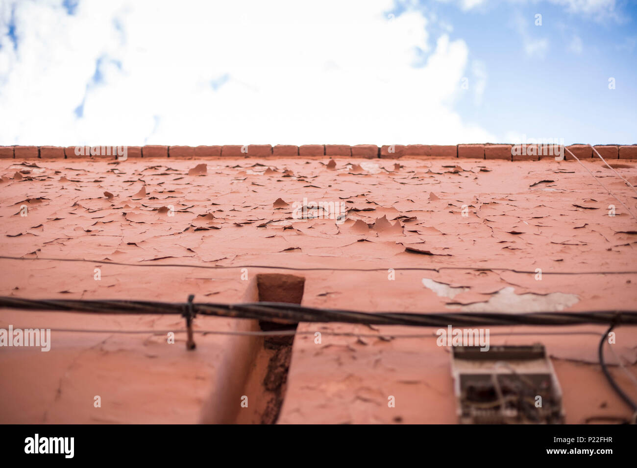 Le Maroc, Marrakech, l'ancienne façade de maison, l'effritement, surface de couleur écaille, close-up Banque D'Images