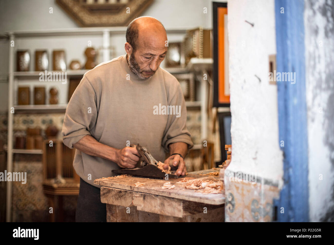 Atelier et boutique d'artisanat en bois à Essaouira, Maroc Banque D'Images