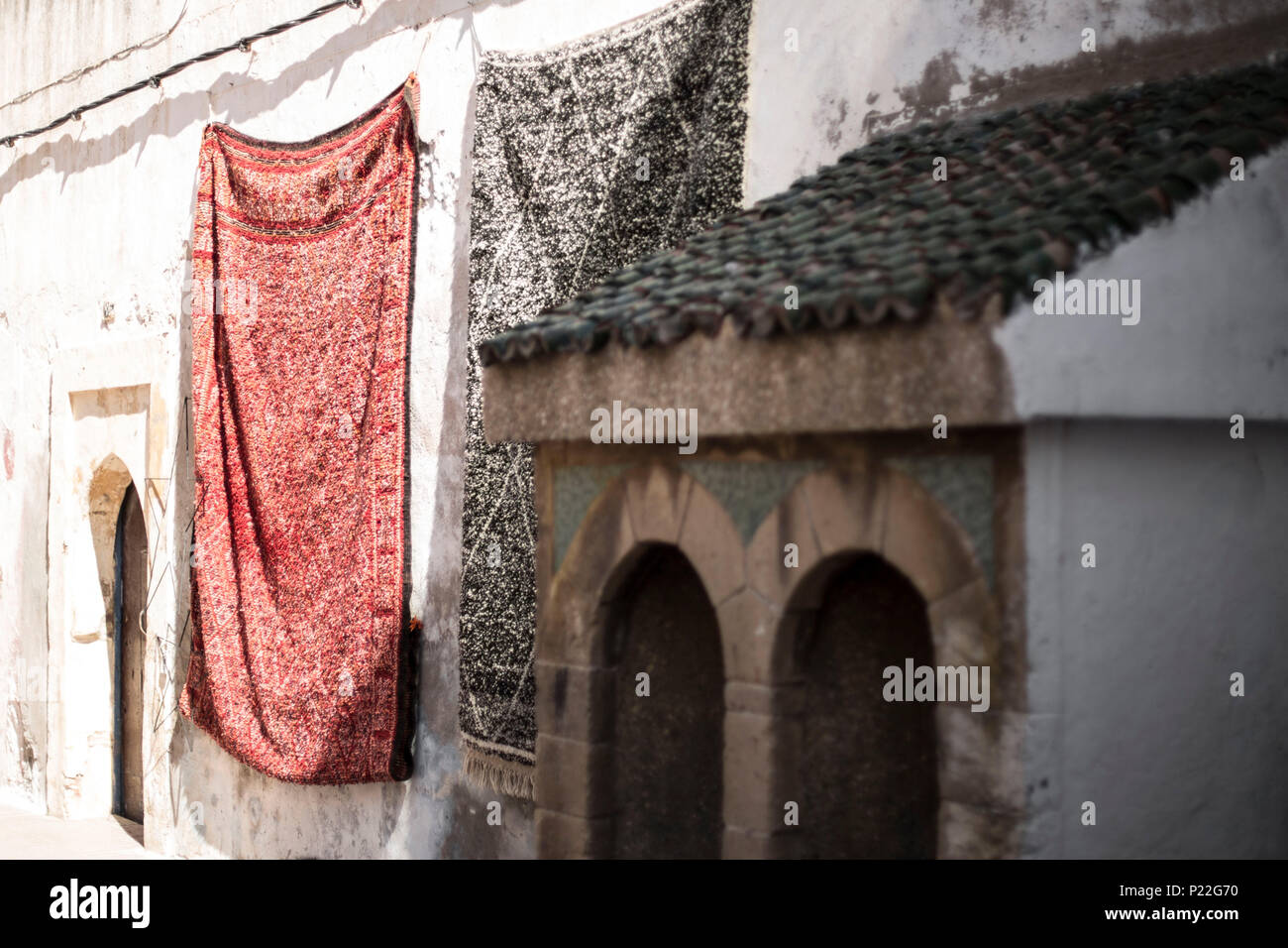 Maroc, Essaouira, chiffon accroché sur une façade de maison Banque D'Images