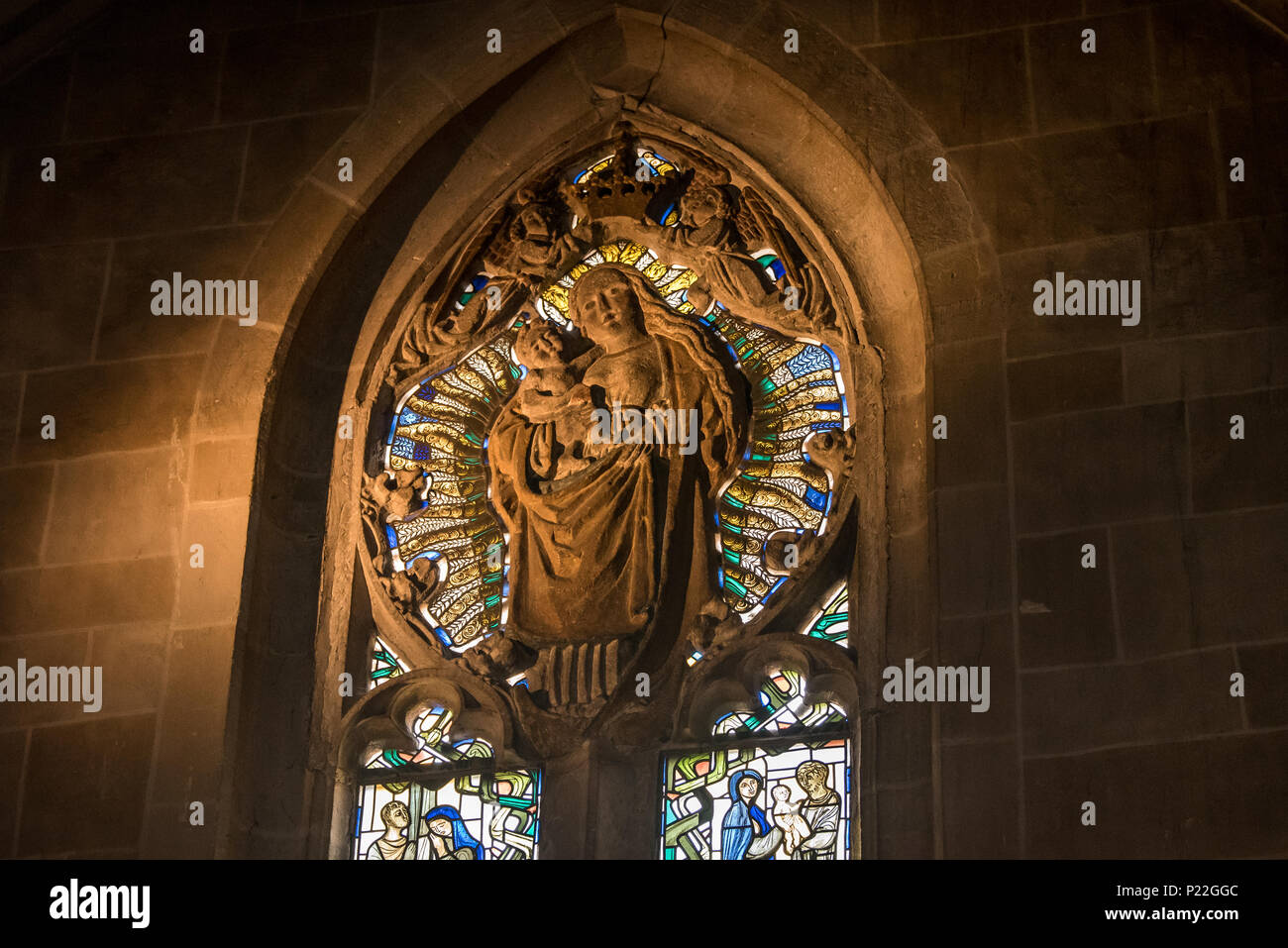 Bien éclairé avec vitrail de l'Église statue religieuse Banque D'Images