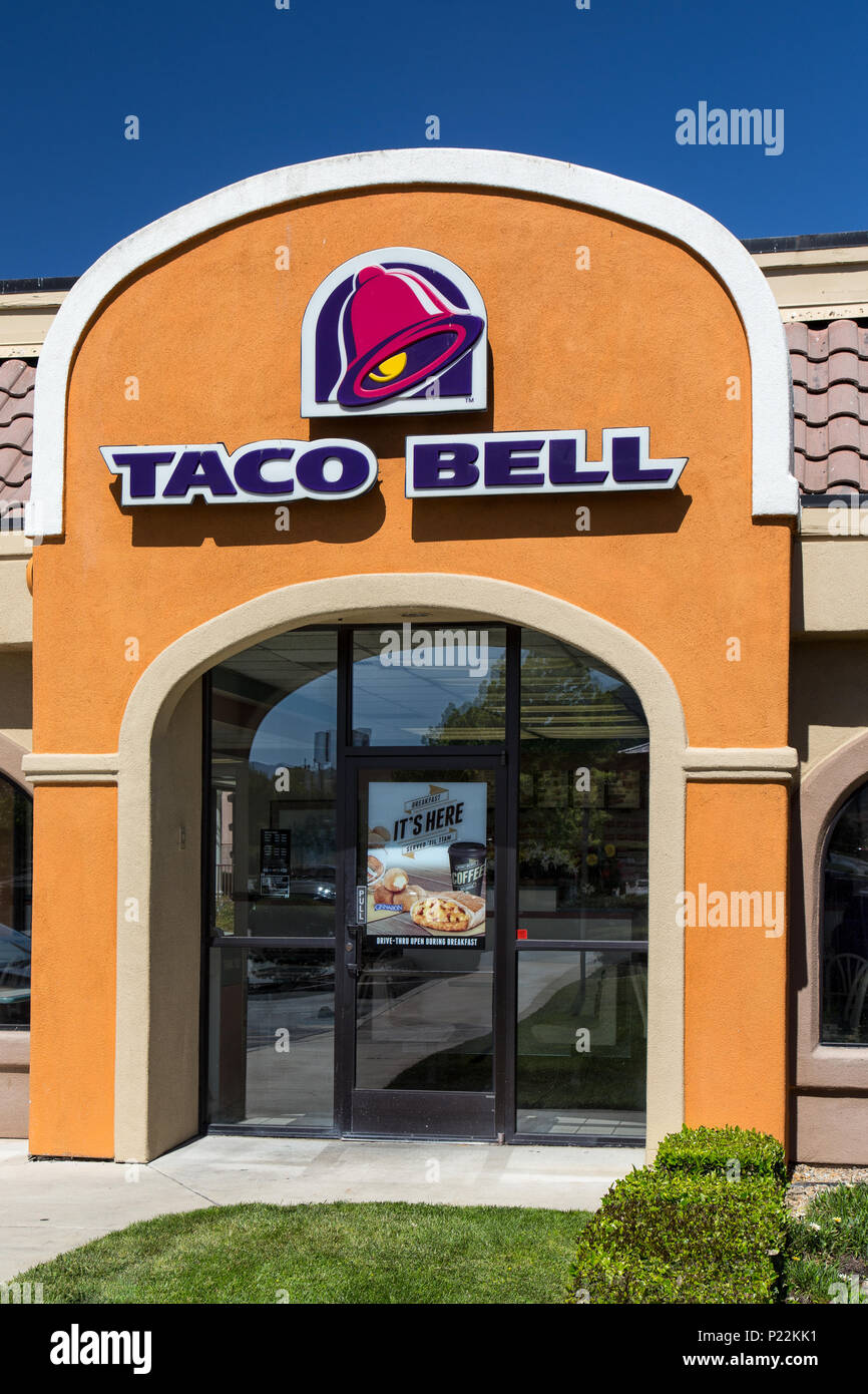 MORGAN HILL, CA/USA - 11 MAI 2014 : restaurant Taco Bell extérieur. Banque D'Images