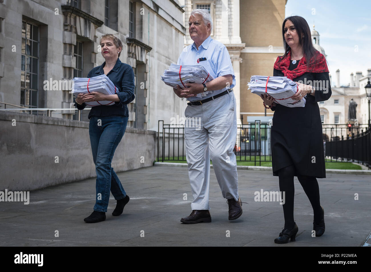 Ministère de la Défense, Horse Guards Avenue, Londres, 18 juillet 2016. Des représentants de la CND dans plus de 40 000 signatures recueillies pour un 'Stop Triden Banque D'Images