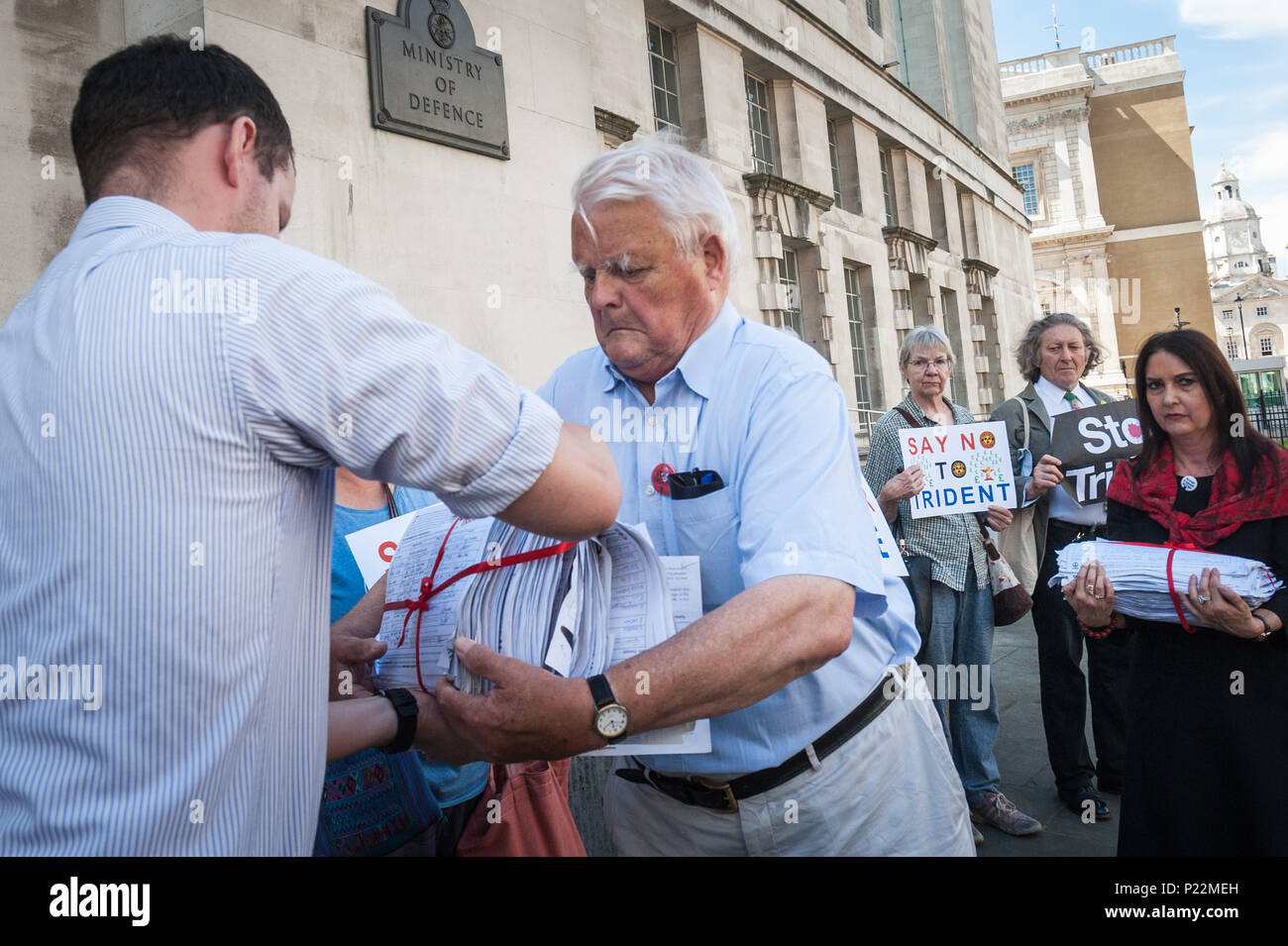 Ministère de la Défense, Horse Guards Avenue, Londres, 18 juillet 2016. Des représentants de la CND dans plus de 40 000 signatures recueillies pour un 'Stop Triden Banque D'Images