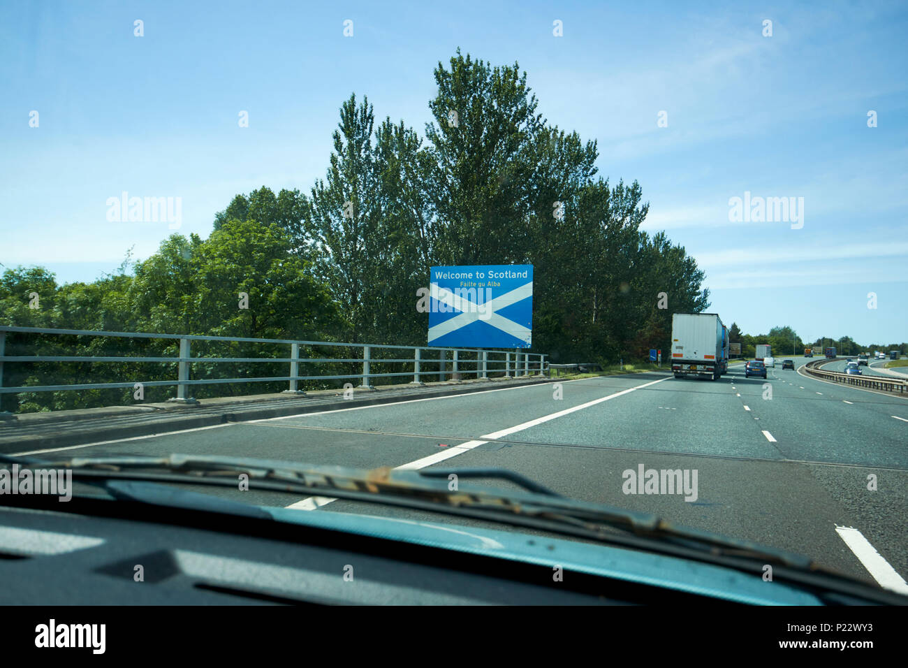 Bienvenue à l'Écosse signe le passage de la frontière sur la M6 de Cumbria et Dumfries et Galloway Scotland UK Banque D'Images