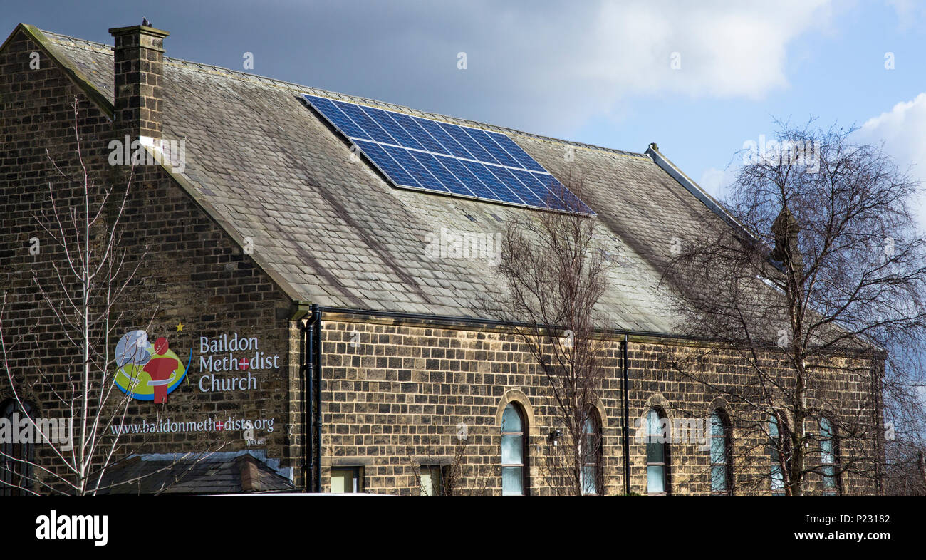 Panals solaire sur un toit de l'église Banque D'Images