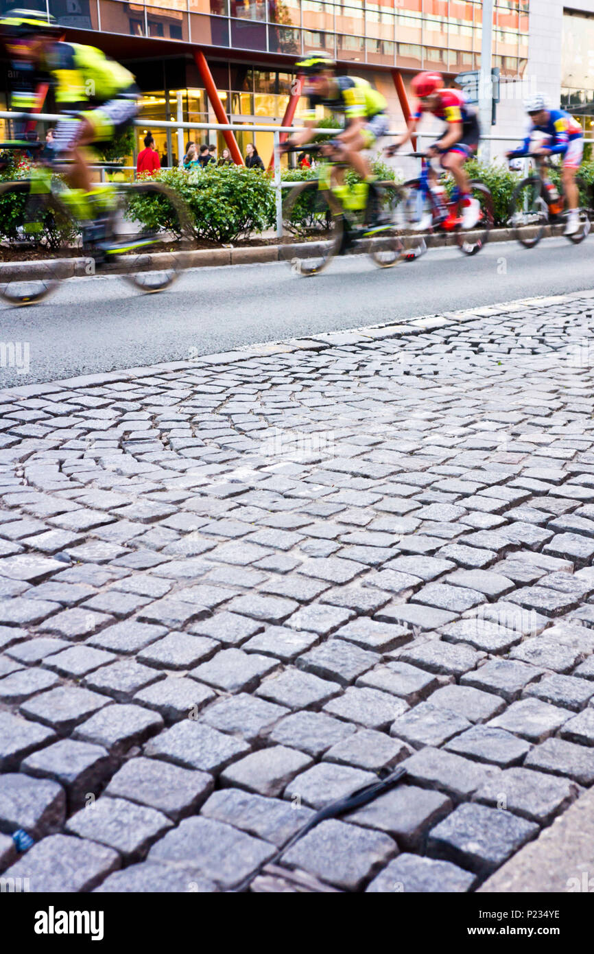Les cyclistes le sprint pendant une course cycliste dans les rues de la ville, l'effet de flou de mouvement Banque D'Images
