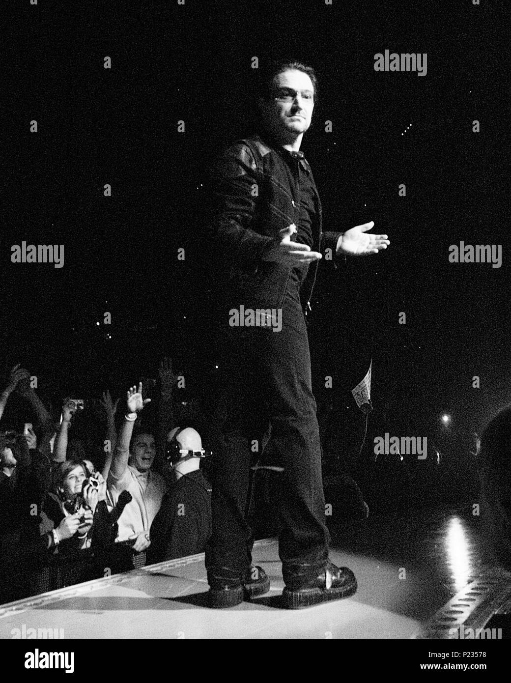 18 NOVEMBRE - Atlanta, GA : Bono de U2 effectue au cours de la band's Vertigo Tour à la Philips Arena d'Atlanta le 18 novembre 2005. (Chris McKay / MediaPunch) Banque D'Images