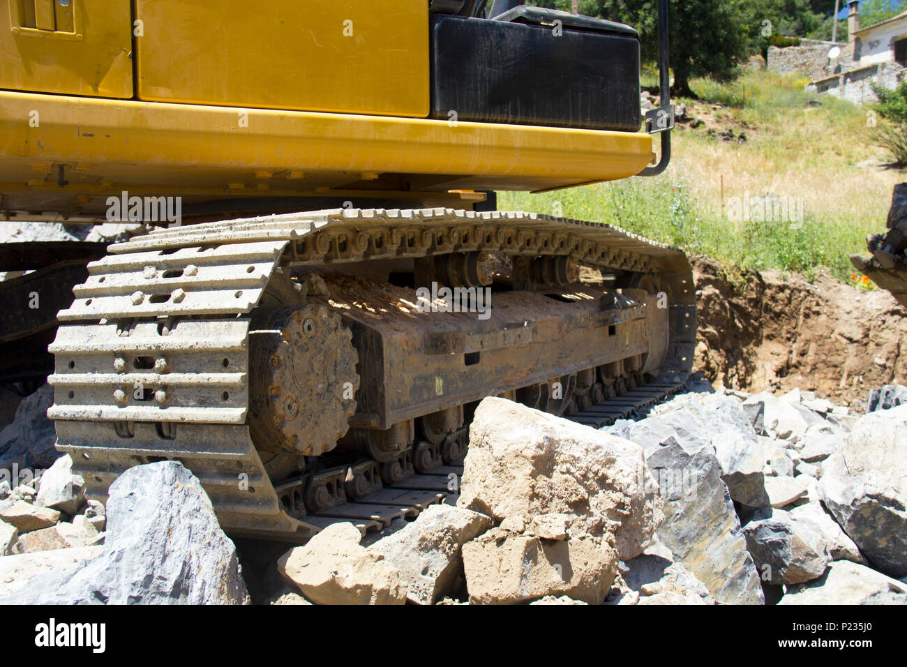 Digger au travail la préparation d'un site pour la construction de maisons. Banque D'Images