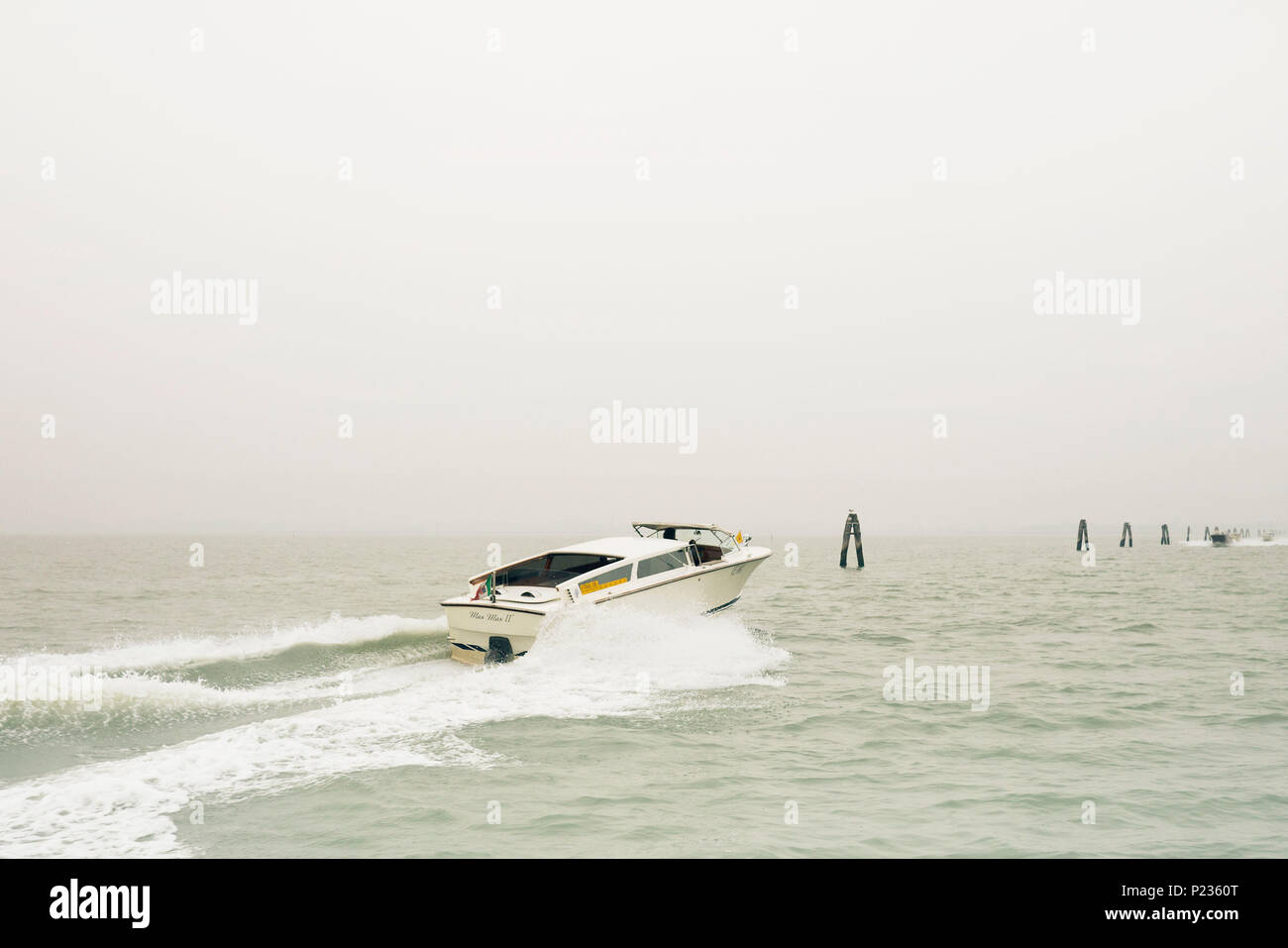 Taxi de l'eau sur le chemin de l'aéroport de Venise Banque D'Images